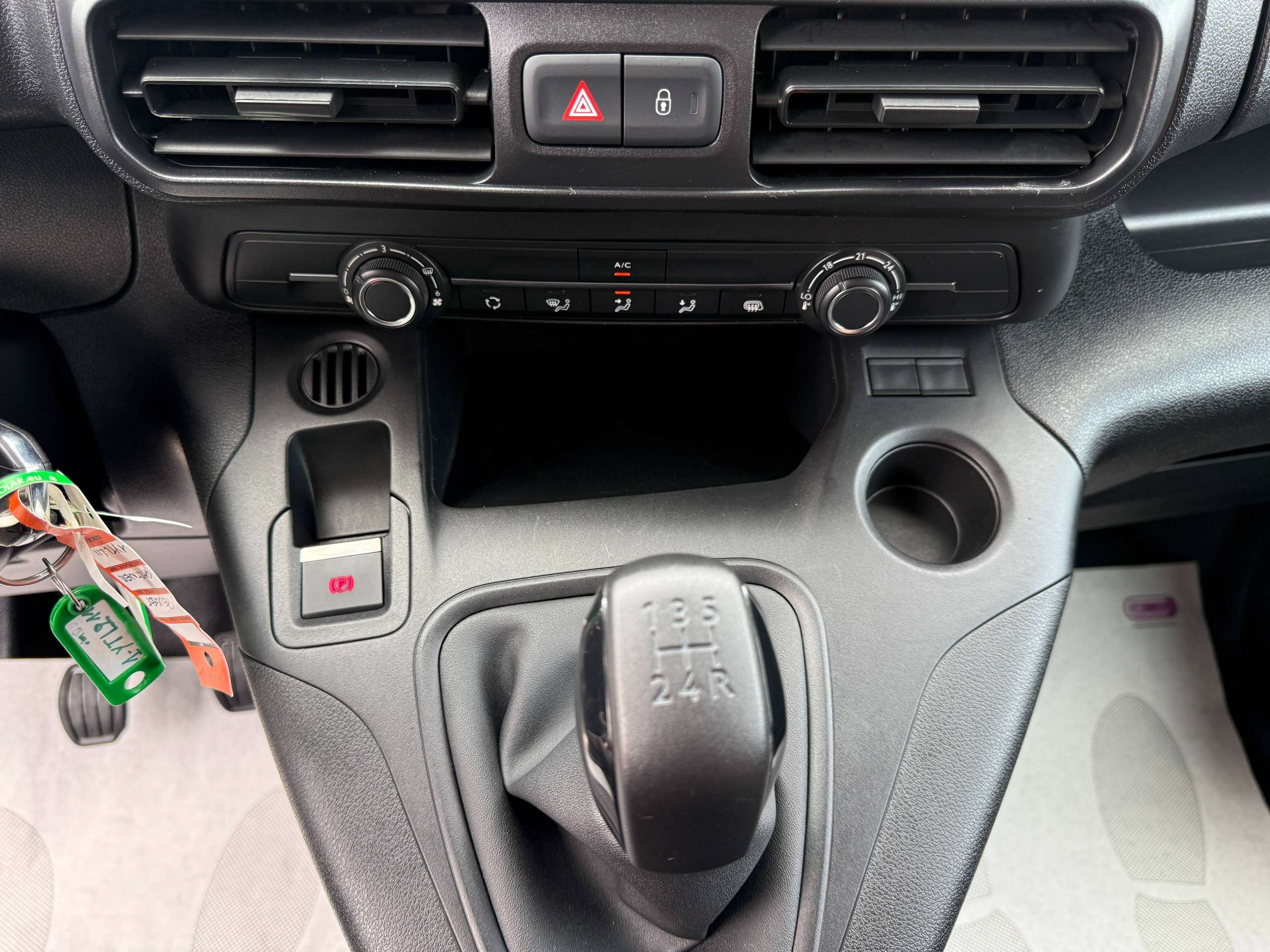 9c8ded66-e26e-4a59-88a5-168b880d989618-peugeot-partner-1-5-bluehdi-l2-carplay-bluetooth-parkeersensoren-a-c.jpg