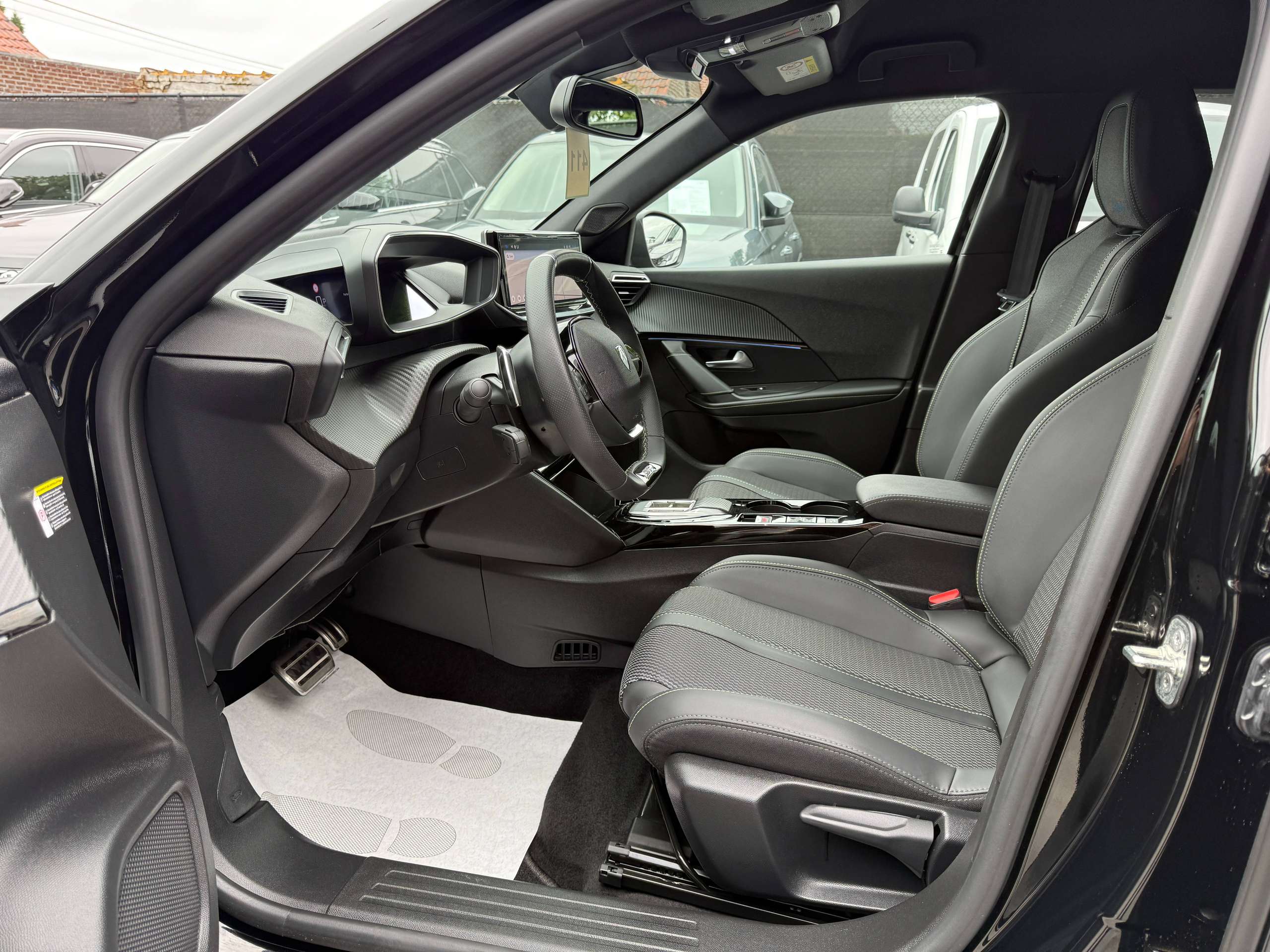 a288df60-cdc9-4b91-9d67-32ab239170ed13-peugeot-2008-1-2-hybrid-gt-line-automaat-navi-leder-360-camera-dode-hoek-carplay-full-led.jpg