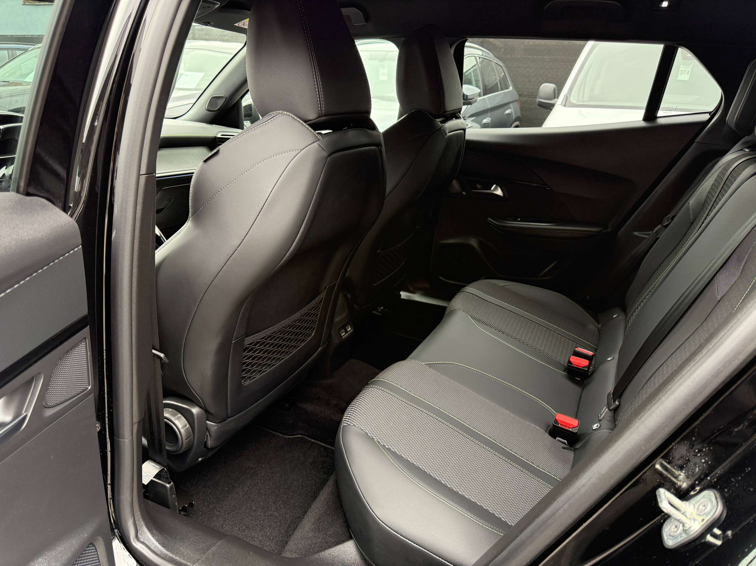 a288df60-cdc9-4b91-9d67-32ab239170ed15-peugeot-2008-1-2-hybrid-gt-line-automaat-navi-leder-360-camera-dode-hoek-carplay-full-led.jpg