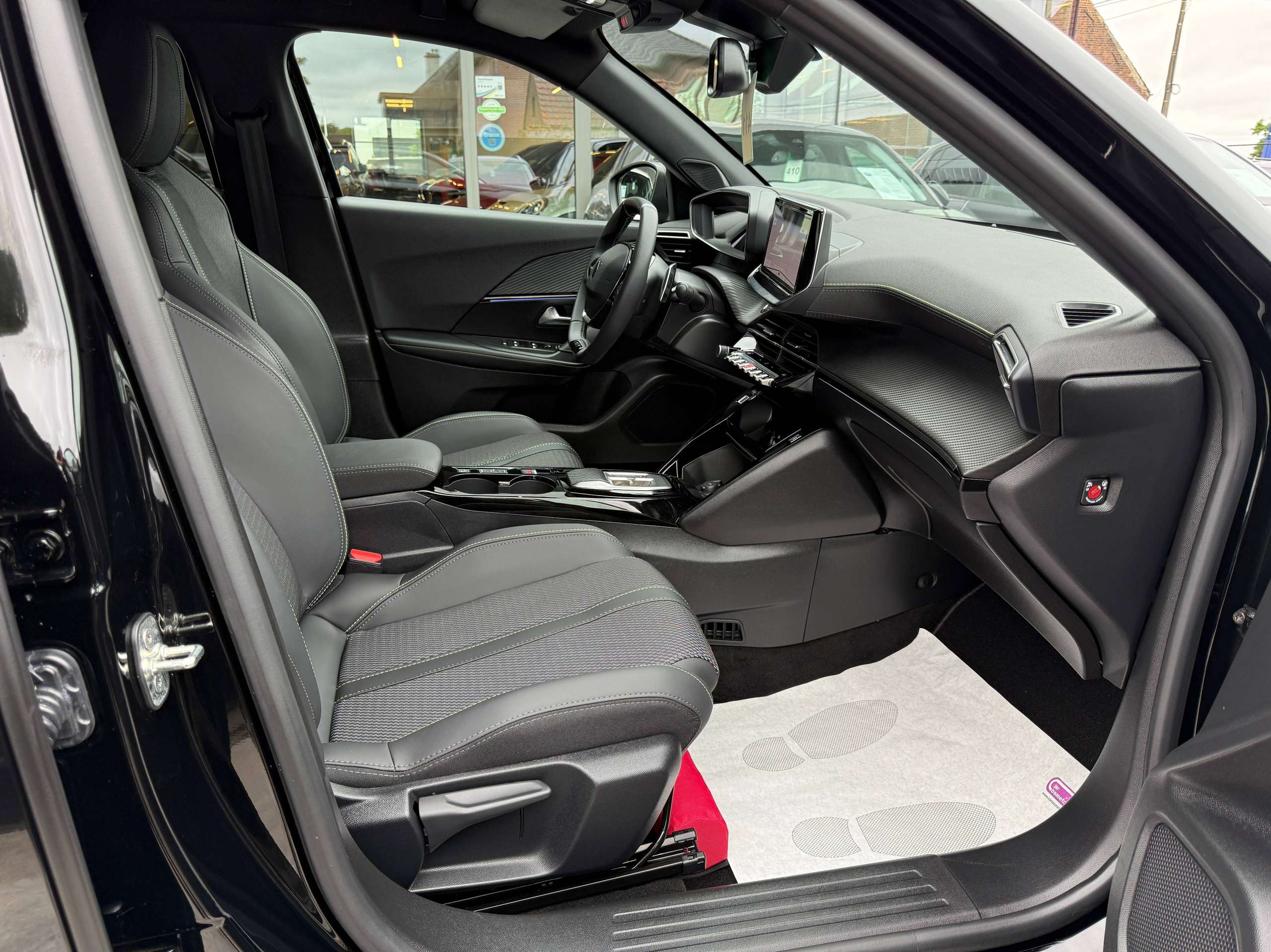 a288df60-cdc9-4b91-9d67-32ab239170ed30-peugeot-2008-1-2-hybrid-gt-line-automaat-navi-leder-360-camera-dode-hoek-carplay-full-led.jpg