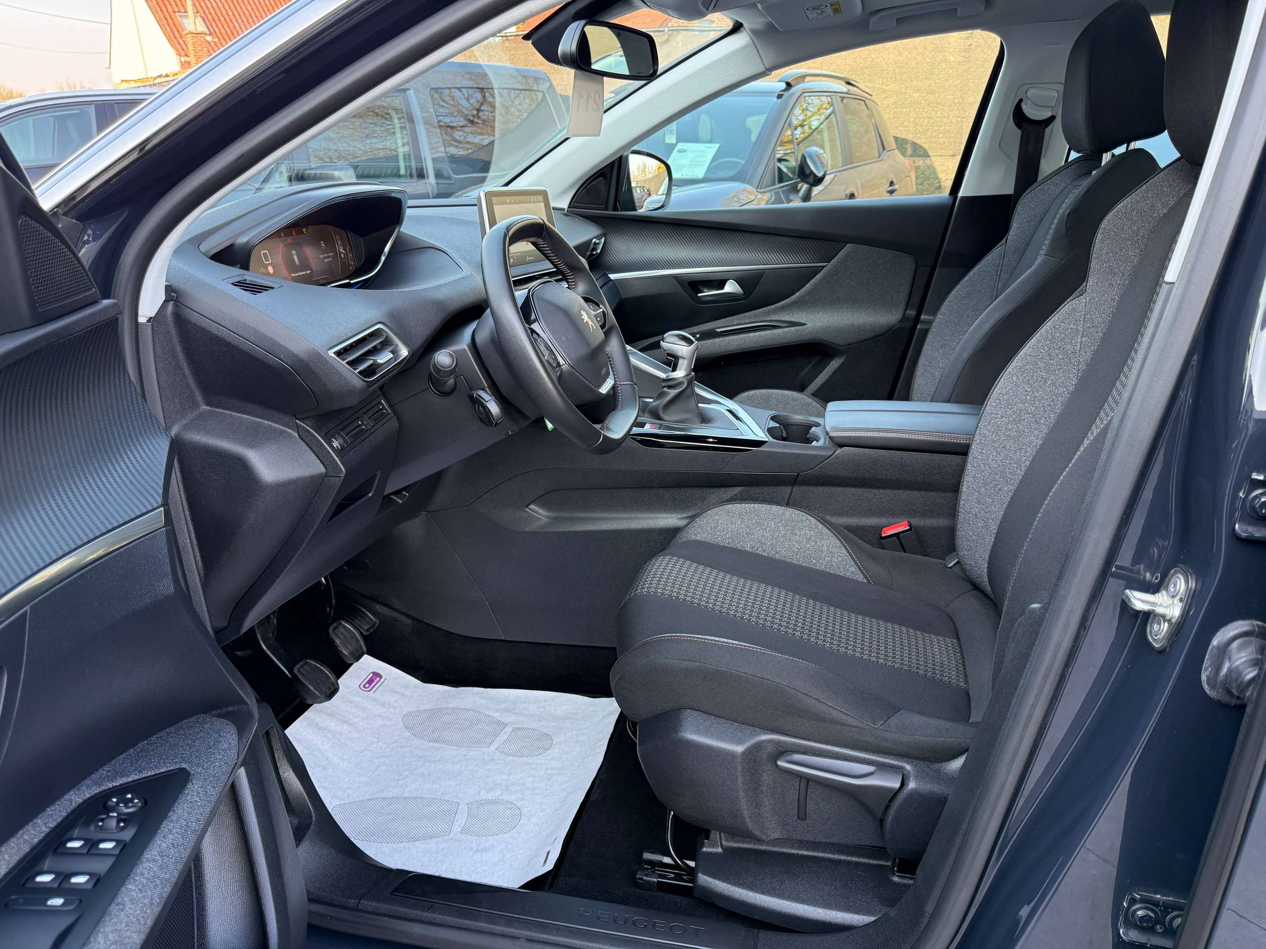 a2c83c11-0f8c-4e96-b8df-0dccece38bec11-peugeot-3008-1-2i-130pk-opendak-navigatie-carplay-camera-dab.jpg