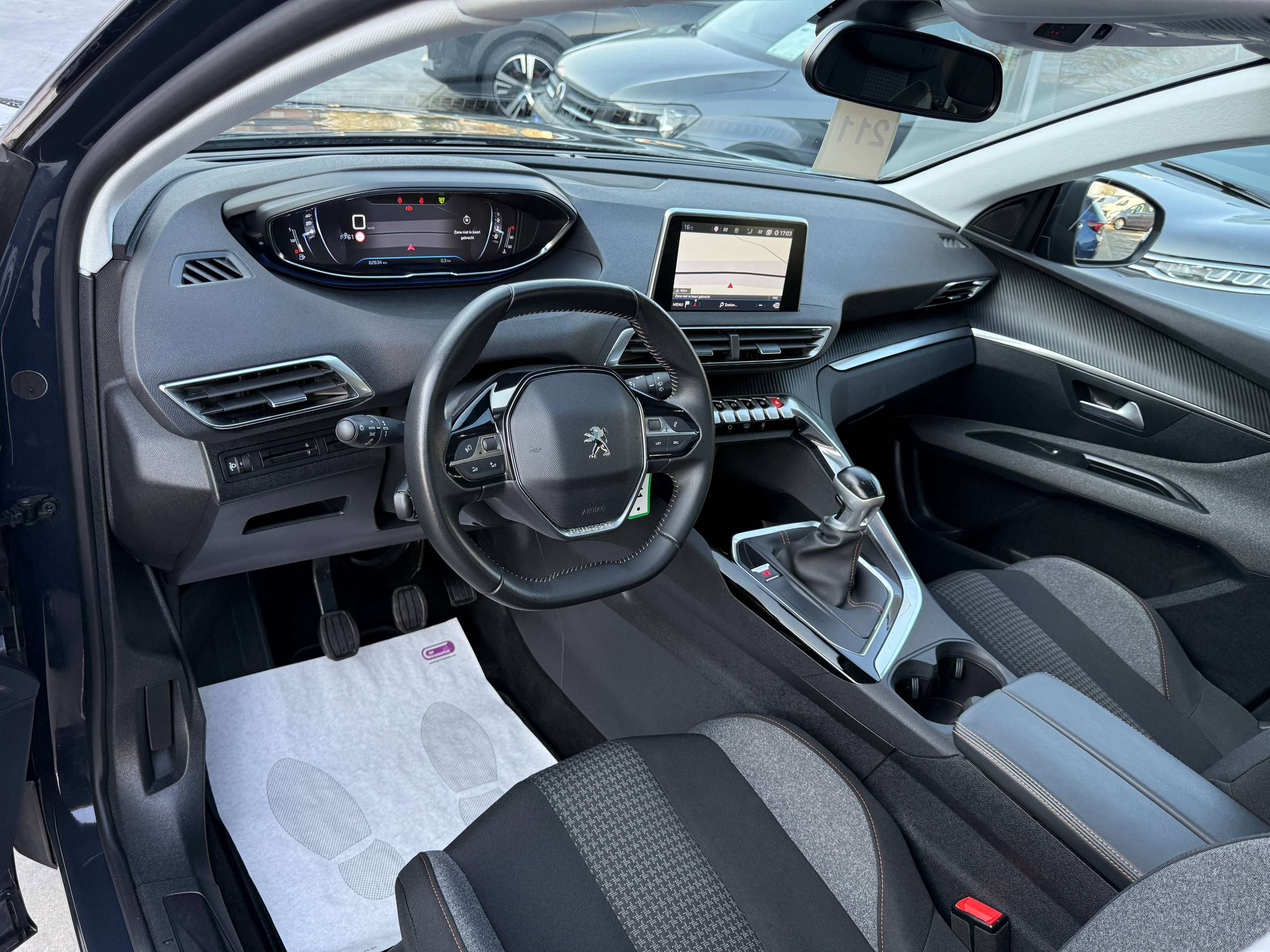 a2c83c11-0f8c-4e96-b8df-0dccece38bec12-peugeot-3008-1-2i-130pk-opendak-navigatie-carplay-camera-dab.jpg