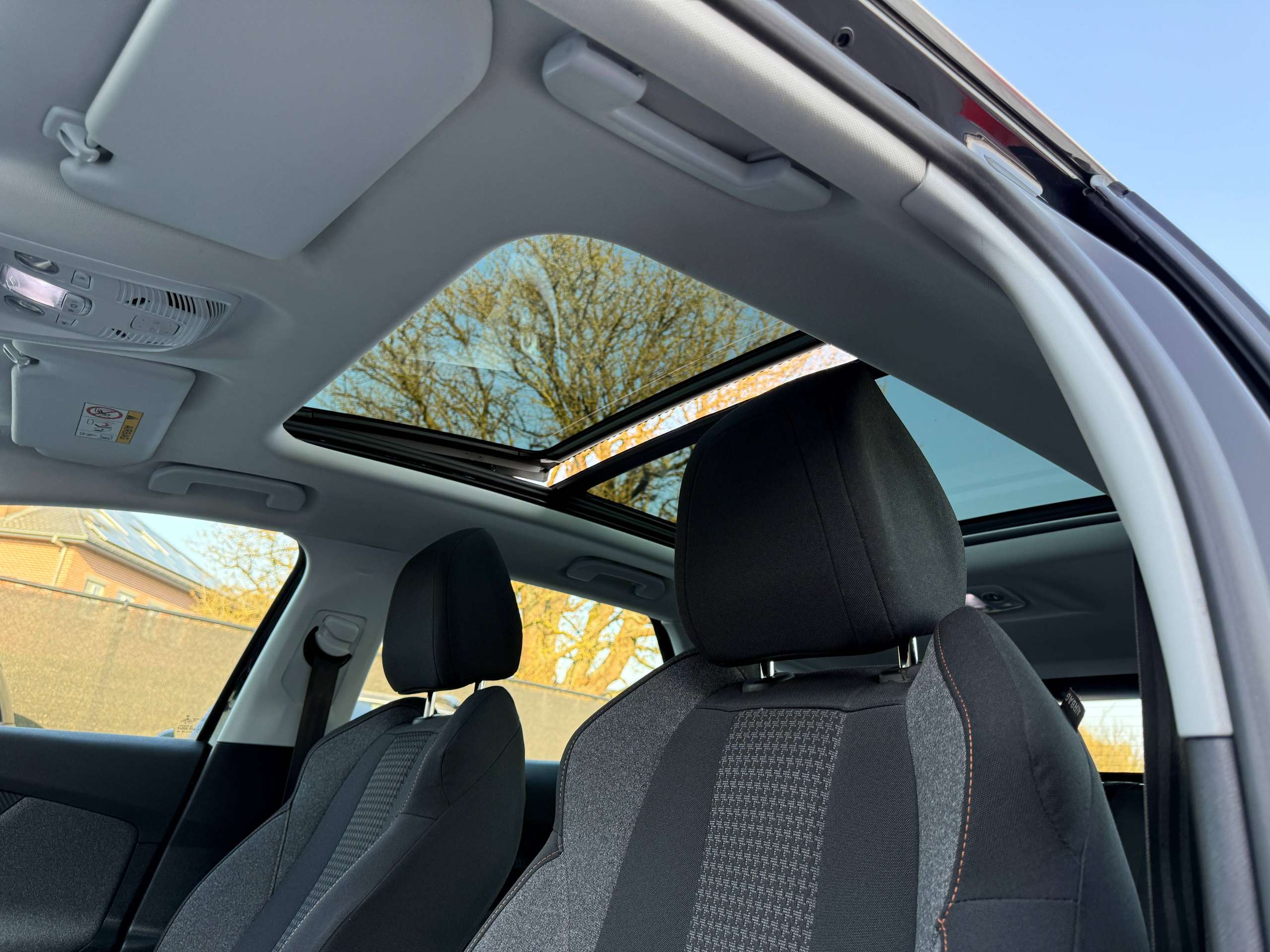 a2c83c11-0f8c-4e96-b8df-0dccece38bec13-peugeot-3008-1-2i-130pk-opendak-navigatie-carplay-camera-dab.jpg