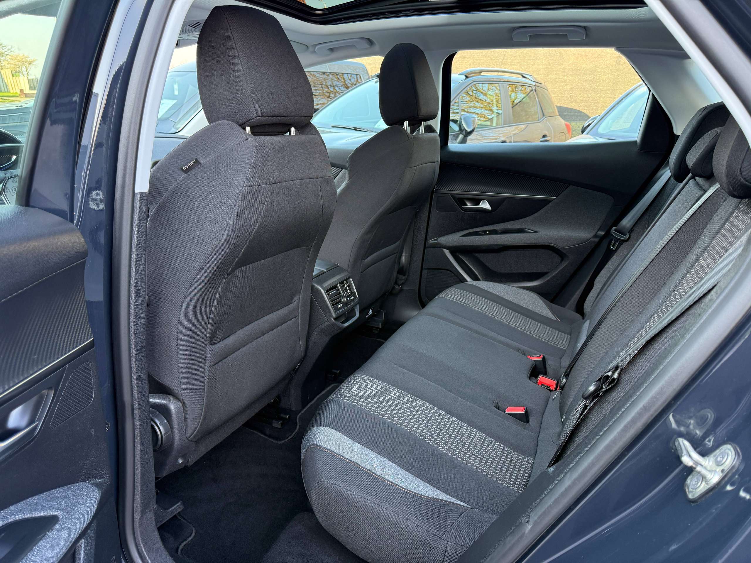 a2c83c11-0f8c-4e96-b8df-0dccece38bec14-peugeot-3008-1-2i-130pk-opendak-navigatie-carplay-camera-dab.jpg