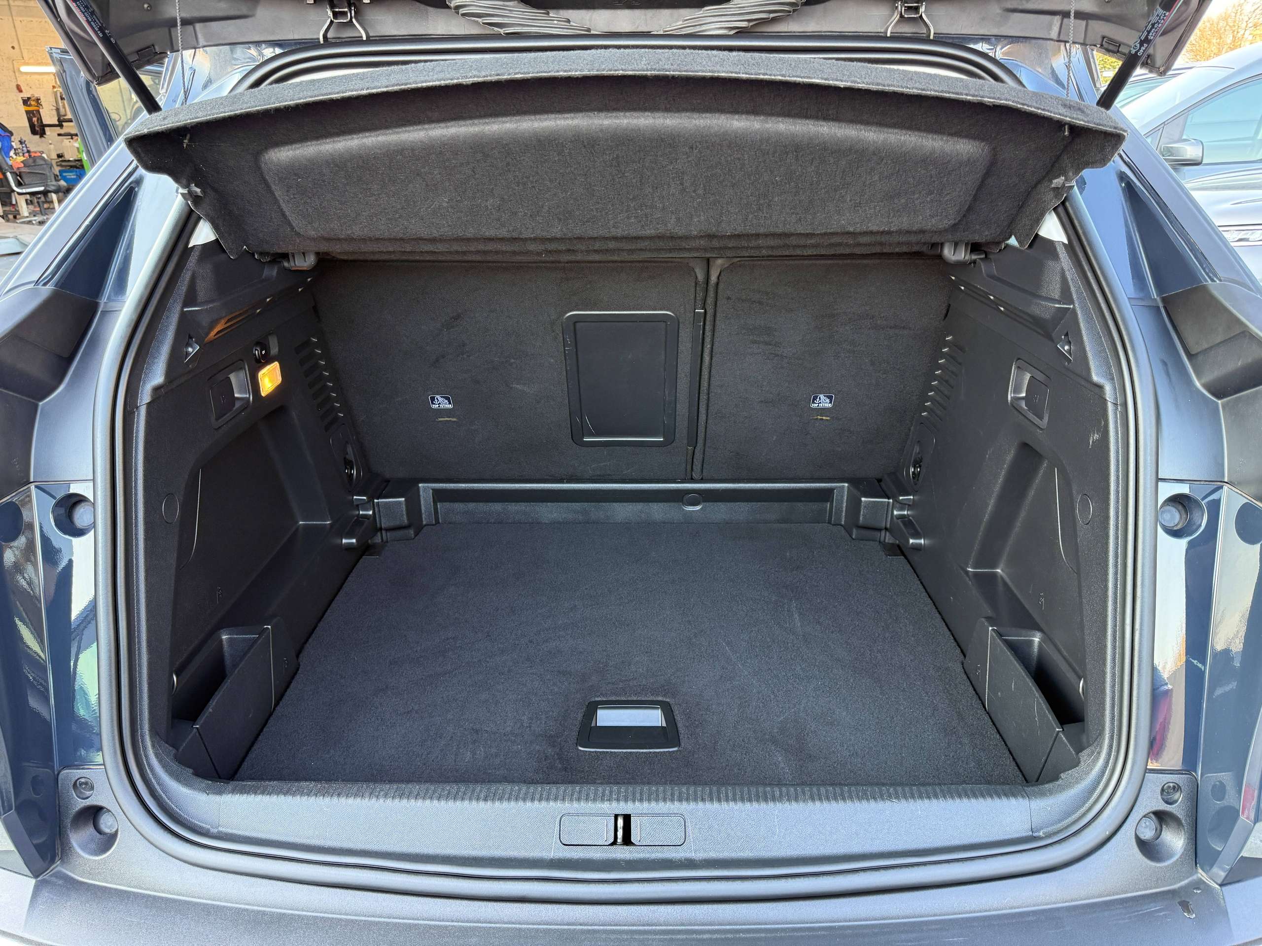a2c83c11-0f8c-4e96-b8df-0dccece38bec15-peugeot-3008-1-2i-130pk-opendak-navigatie-carplay-camera-dab.jpg