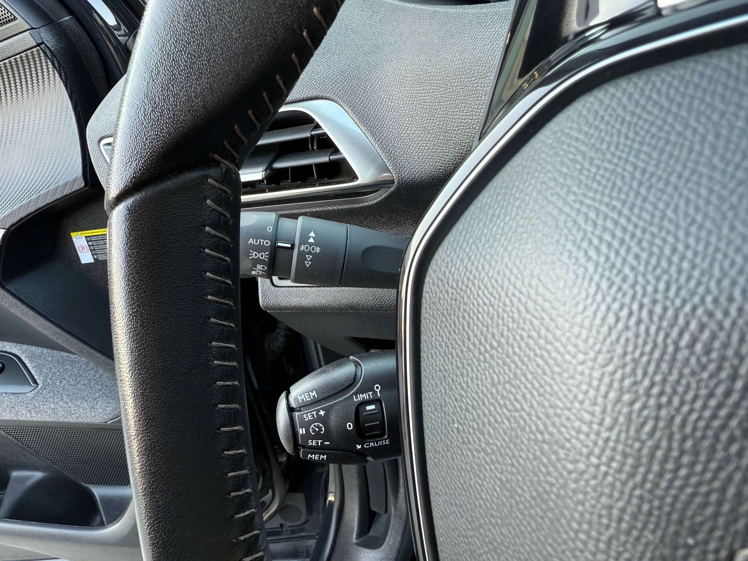 a2c83c11-0f8c-4e96-b8df-0dccece38bec17-peugeot-3008-1-2i-130pk-opendak-navigatie-carplay-camera-dab.jpg
