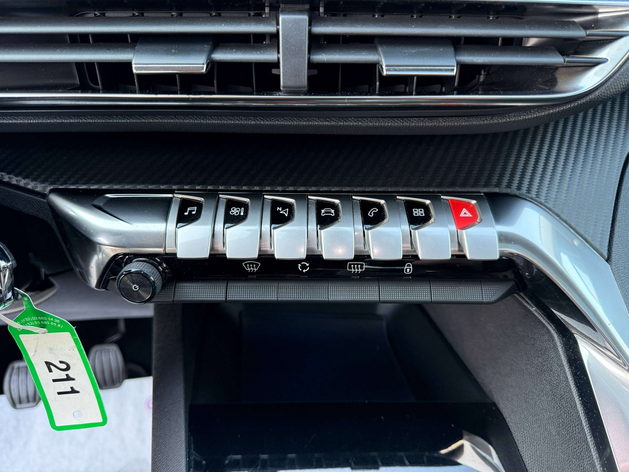 a2c83c11-0f8c-4e96-b8df-0dccece38bec19-peugeot-3008-1-2i-130pk-opendak-navigatie-carplay-camera-dab.jpg