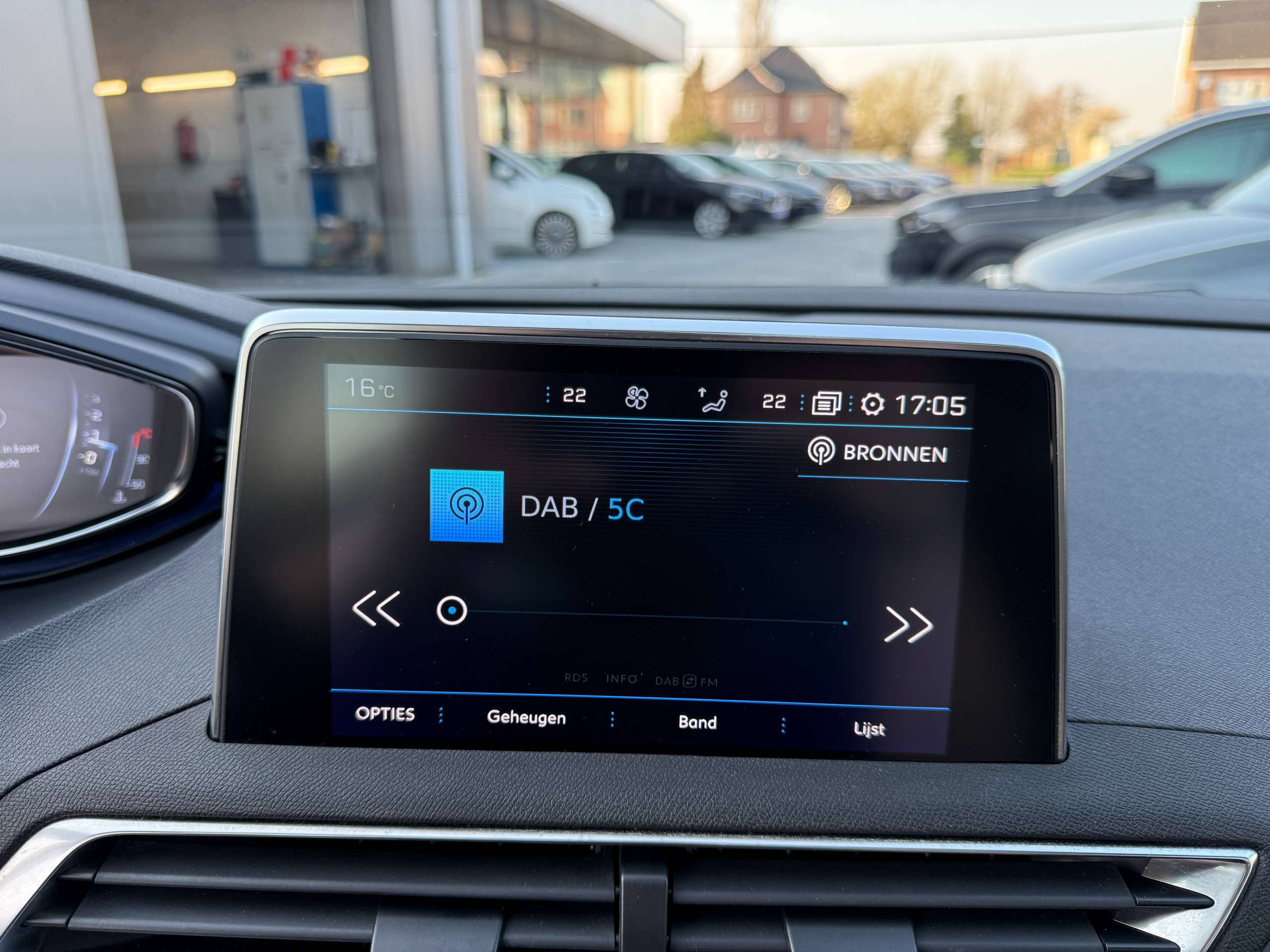 a2c83c11-0f8c-4e96-b8df-0dccece38bec23-peugeot-3008-1-2i-130pk-opendak-navigatie-carplay-camera-dab.jpg