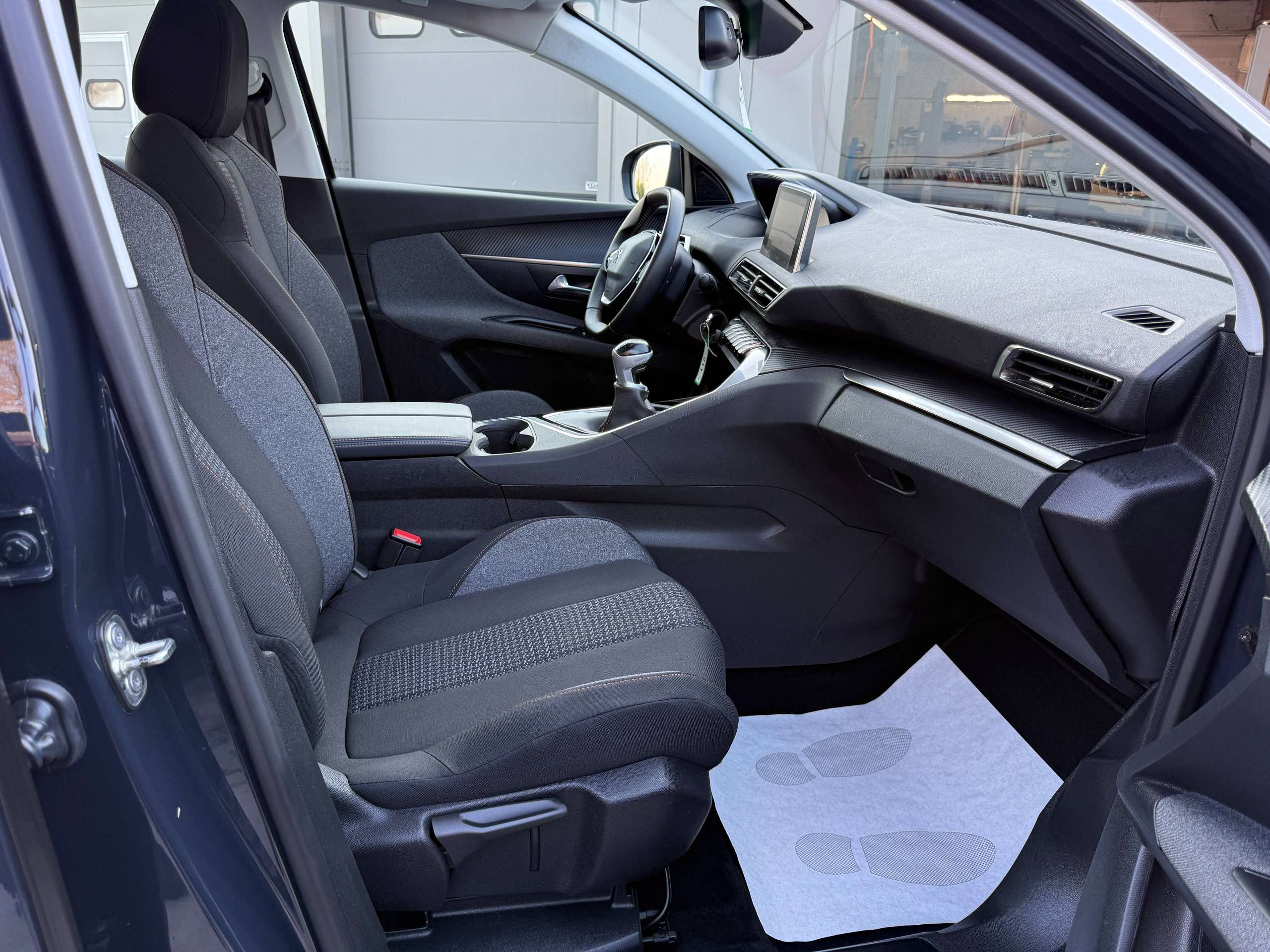 a2c83c11-0f8c-4e96-b8df-0dccece38bec26-peugeot-3008-1-2i-130pk-opendak-navigatie-carplay-camera-dab.jpg