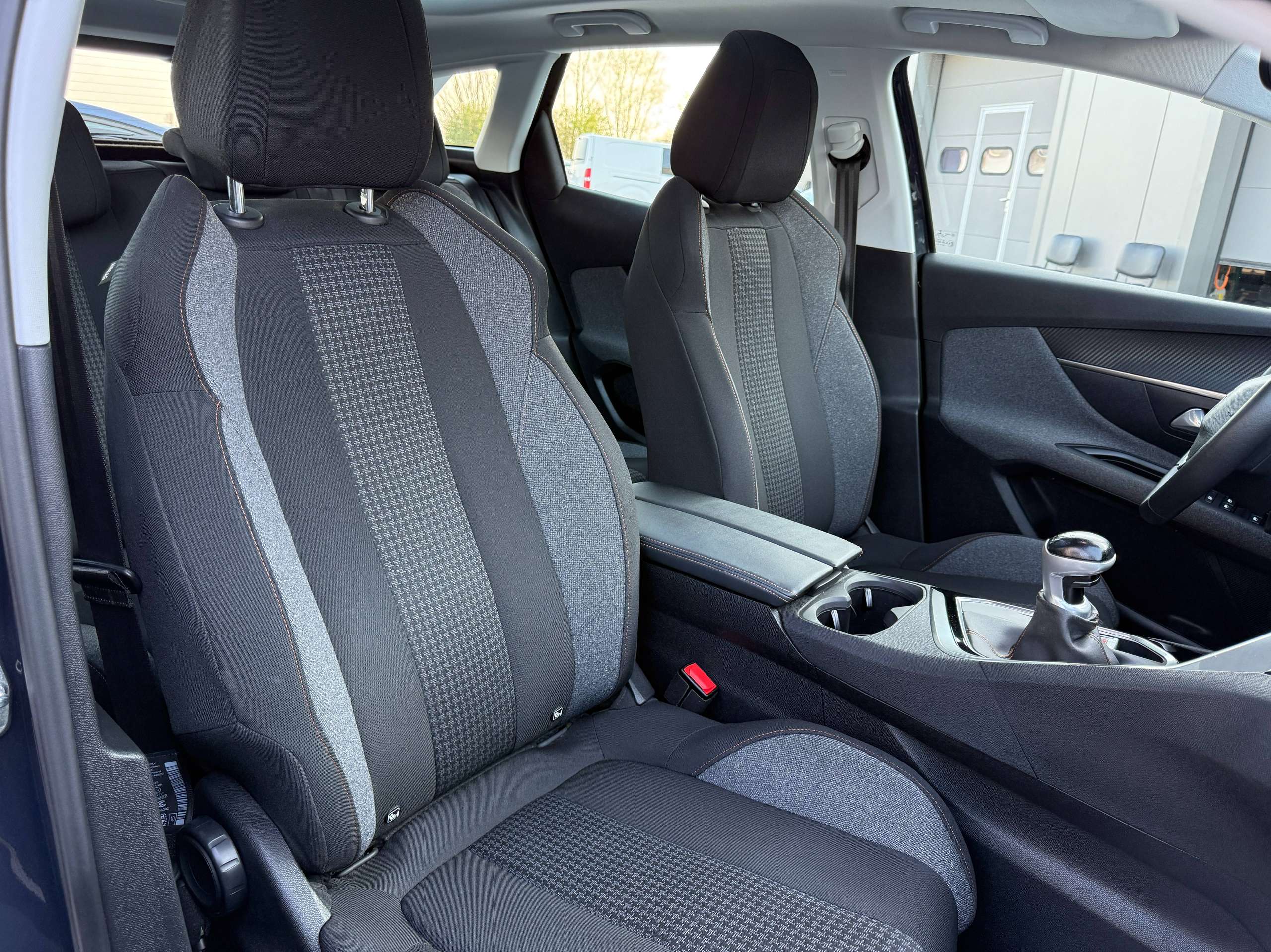 a2c83c11-0f8c-4e96-b8df-0dccece38bec28-peugeot-3008-1-2i-130pk-opendak-navigatie-carplay-camera-dab.jpg