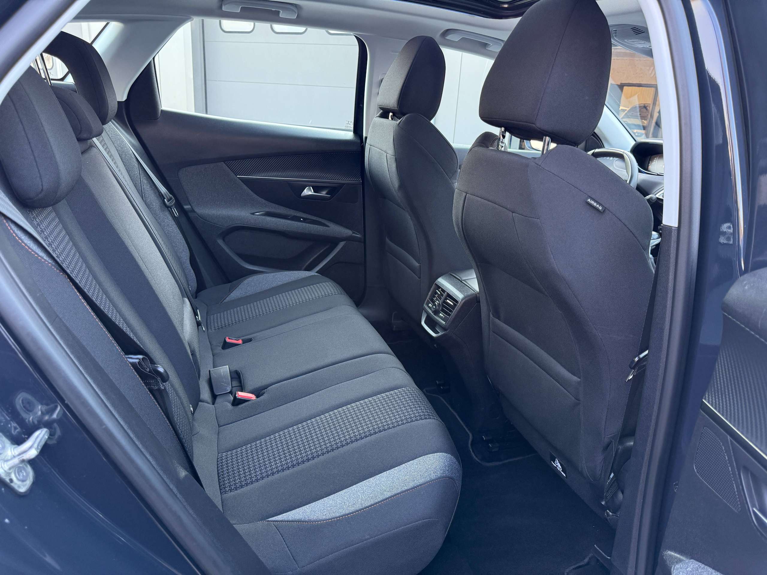 a2c83c11-0f8c-4e96-b8df-0dccece38bec29-peugeot-3008-1-2i-130pk-opendak-navigatie-carplay-camera-dab.jpg