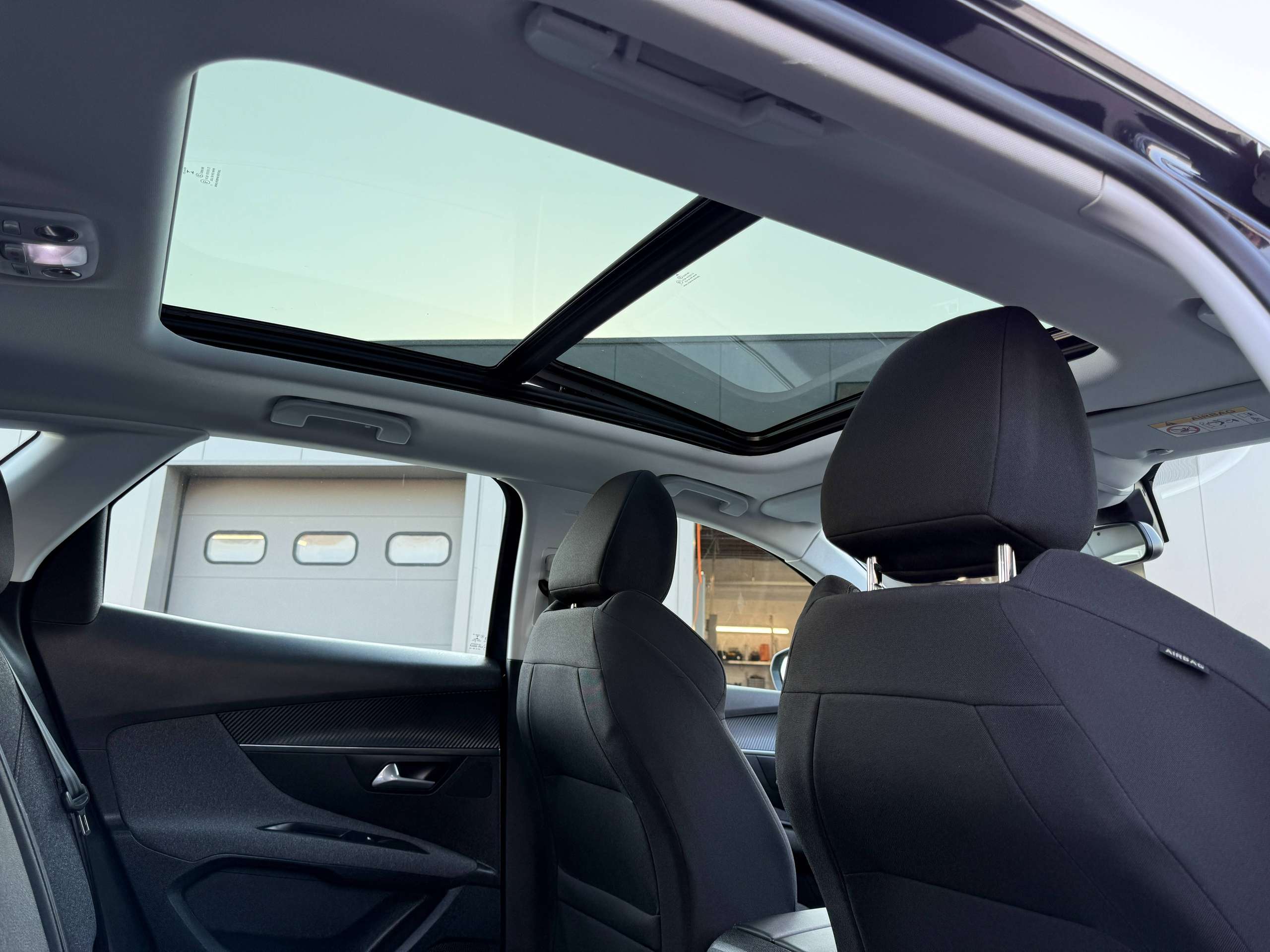 a2c83c11-0f8c-4e96-b8df-0dccece38bec30-peugeot-3008-1-2i-130pk-opendak-navigatie-carplay-camera-dab.jpg