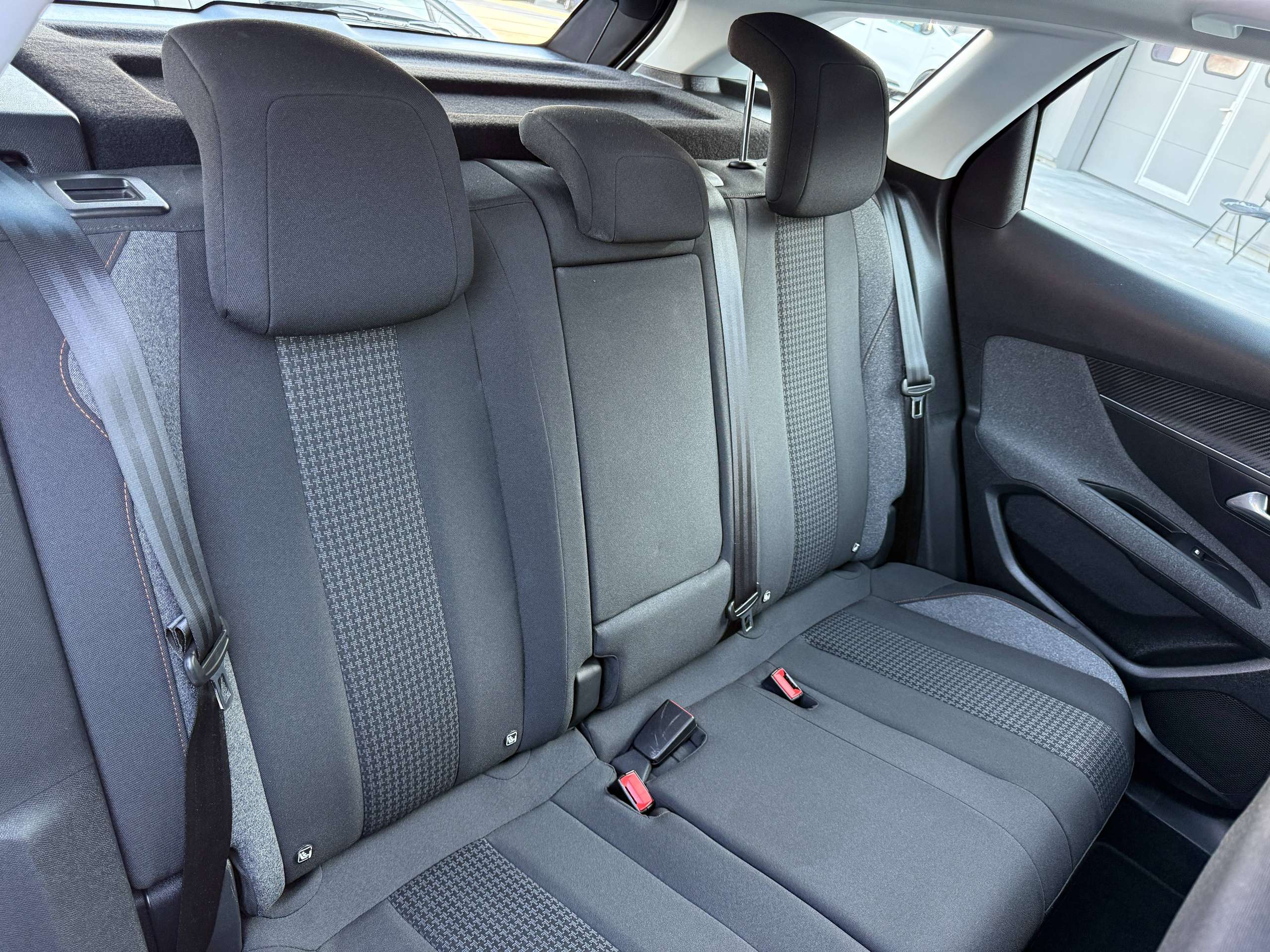 a2c83c11-0f8c-4e96-b8df-0dccece38bec31-peugeot-3008-1-2i-130pk-opendak-navigatie-carplay-camera-dab.jpg