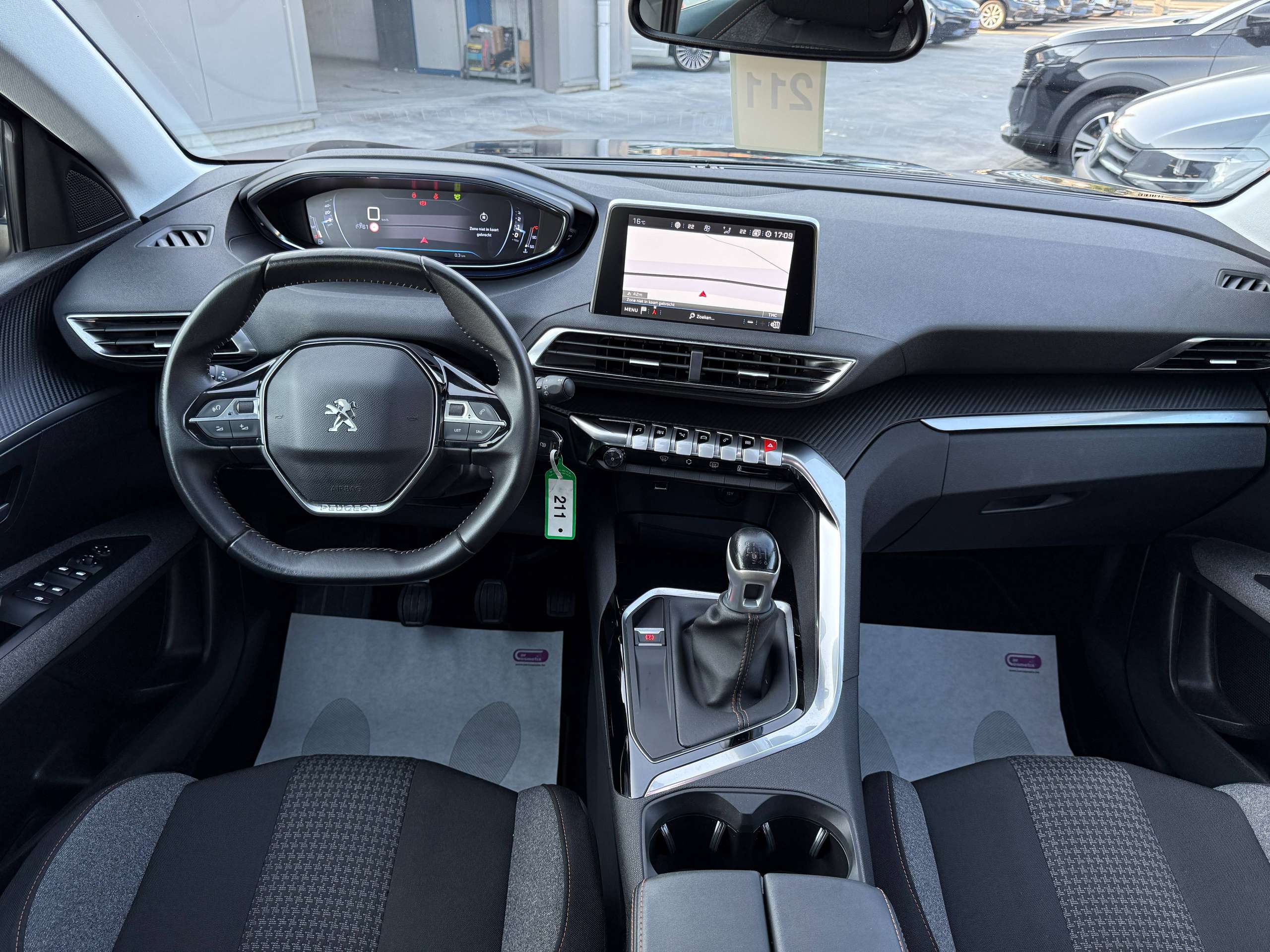 a2c83c11-0f8c-4e96-b8df-0dccece38bec32-peugeot-3008-1-2i-130pk-opendak-navigatie-carplay-camera-dab.jpg
