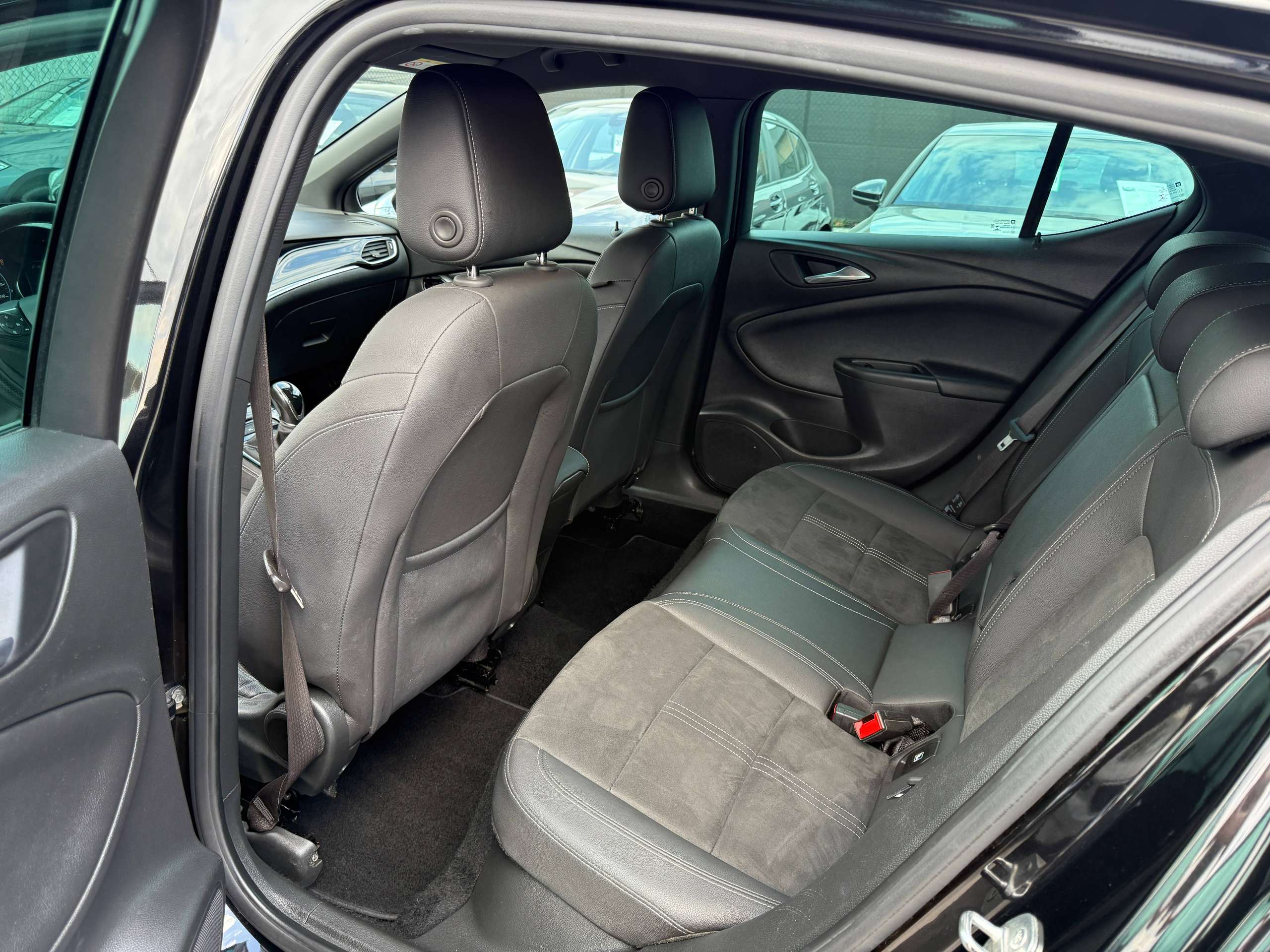 ad25cfe5-3622-4db2-b83c-0c8671dd732814-opel-astra-1-2i-5-deurs-gs-line-navigatie-leder-camera-carplay-led.jpg