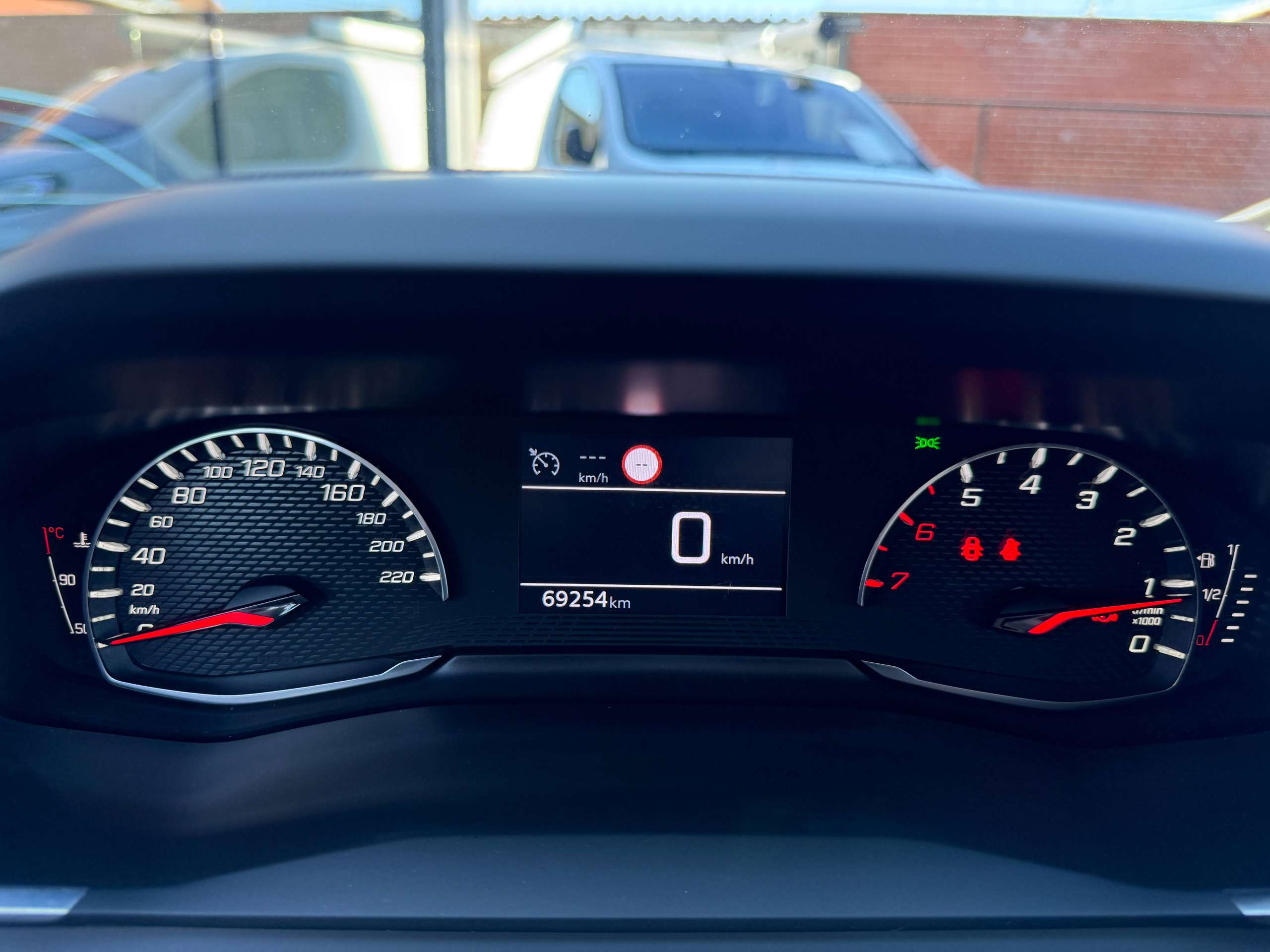 b0388d32-de5b-4cbb-8a06-d018f2e5edb617-peugeot-2008-1-2i-allure-navigatie-full-led-zwart-leder-carplay-dab.jpg