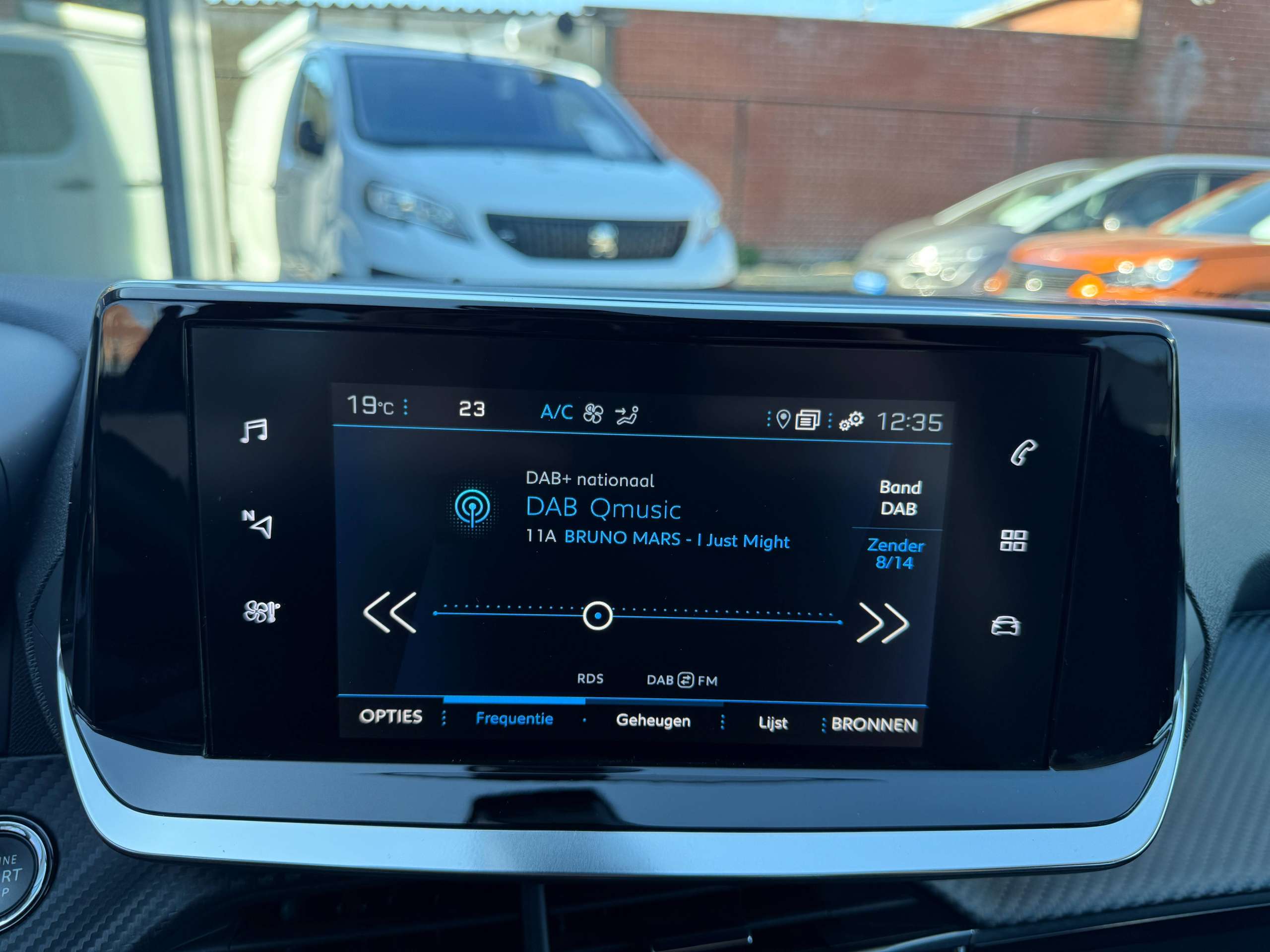 b0388d32-de5b-4cbb-8a06-d018f2e5edb621-peugeot-2008-1-2i-allure-navigatie-full-led-zwart-leder-carplay-dab.jpg