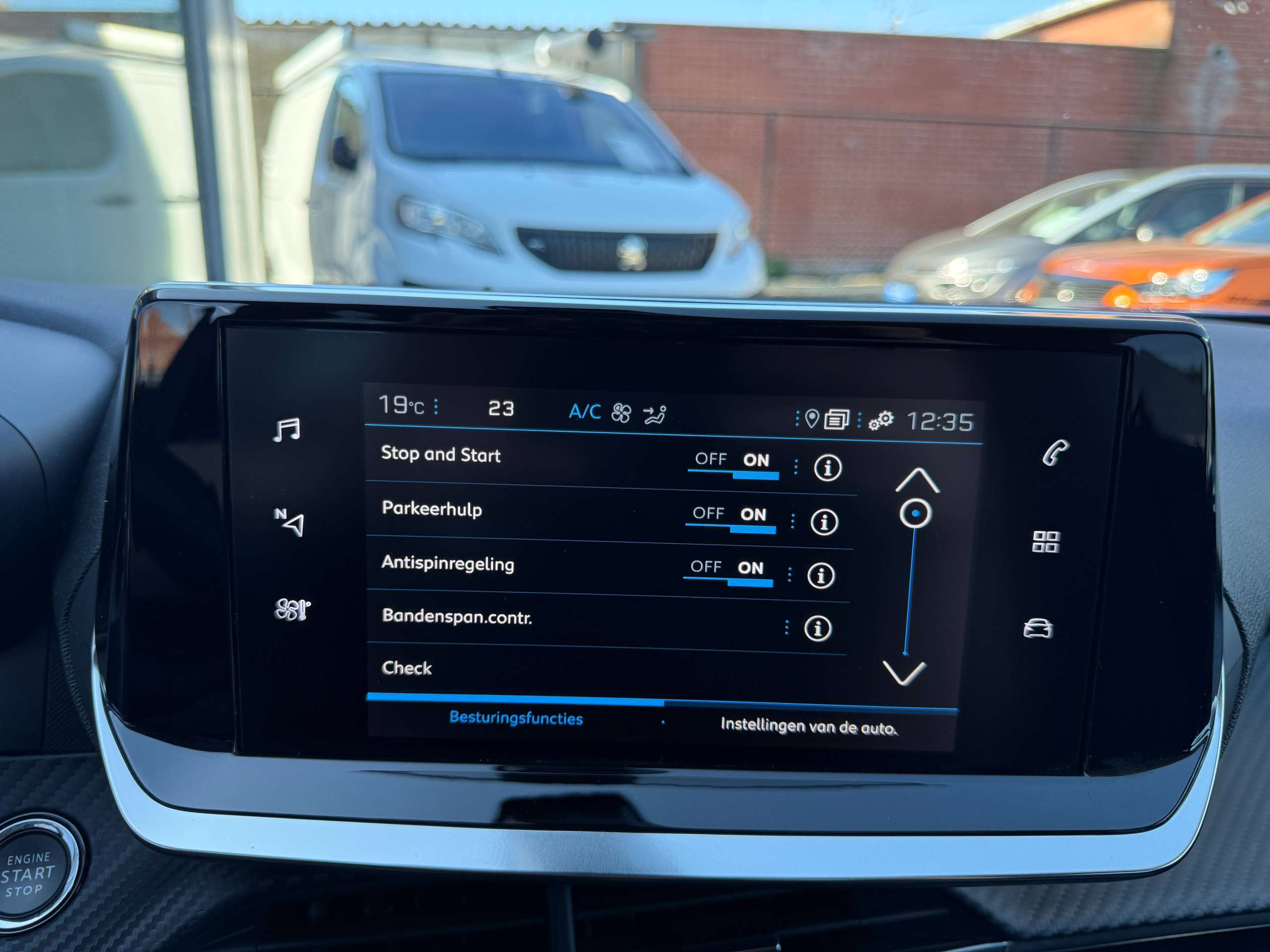 b0388d32-de5b-4cbb-8a06-d018f2e5edb624-peugeot-2008-1-2i-allure-navigatie-full-led-zwart-leder-carplay-dab.jpg
