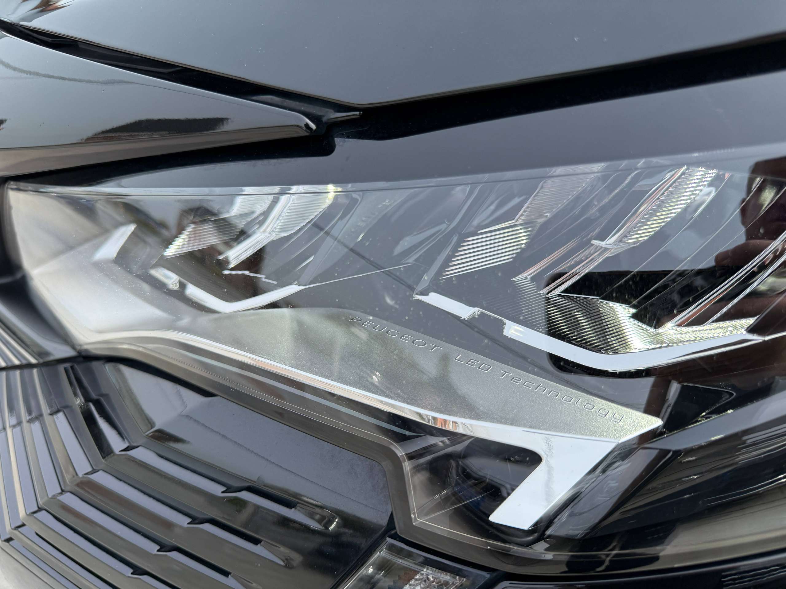 b09d0e52-2b02-4627-bd44-5536feae6bdf10-peugeot-3008-1-2i-facelift-navigatie-full-led-zwart-leder-camer.jpg