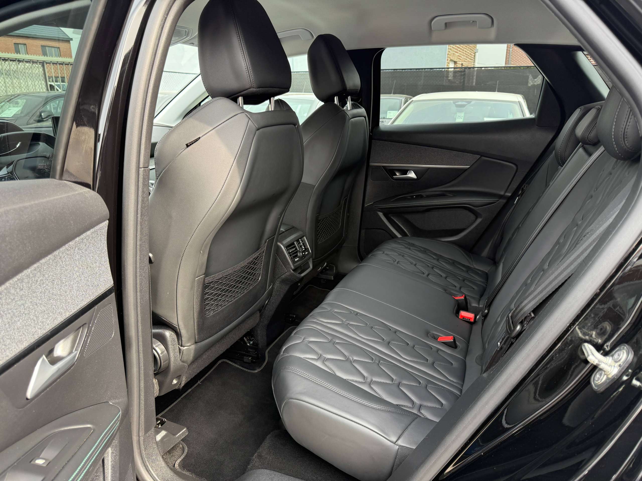 b09d0e52-2b02-4627-bd44-5536feae6bdf14-peugeot-3008-1-2i-facelift-navigatie-full-led-zwart-leder-camer.jpg