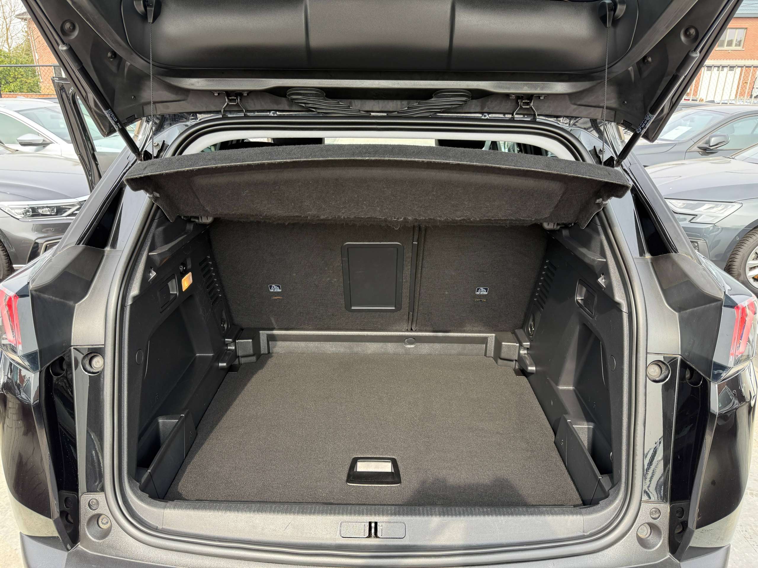 b09d0e52-2b02-4627-bd44-5536feae6bdf15-peugeot-3008-1-2i-facelift-navigatie-full-led-zwart-leder-camer.jpg