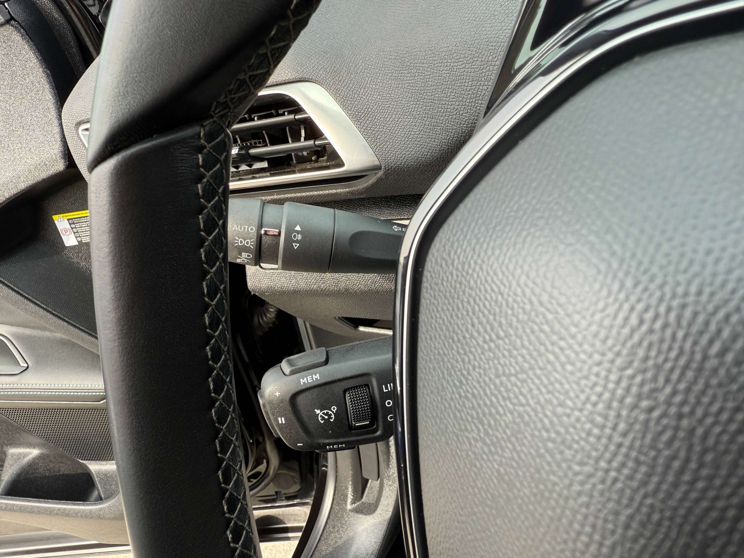 b09d0e52-2b02-4627-bd44-5536feae6bdf16-peugeot-3008-1-2i-facelift-navigatie-full-led-zwart-leder-camer.jpg