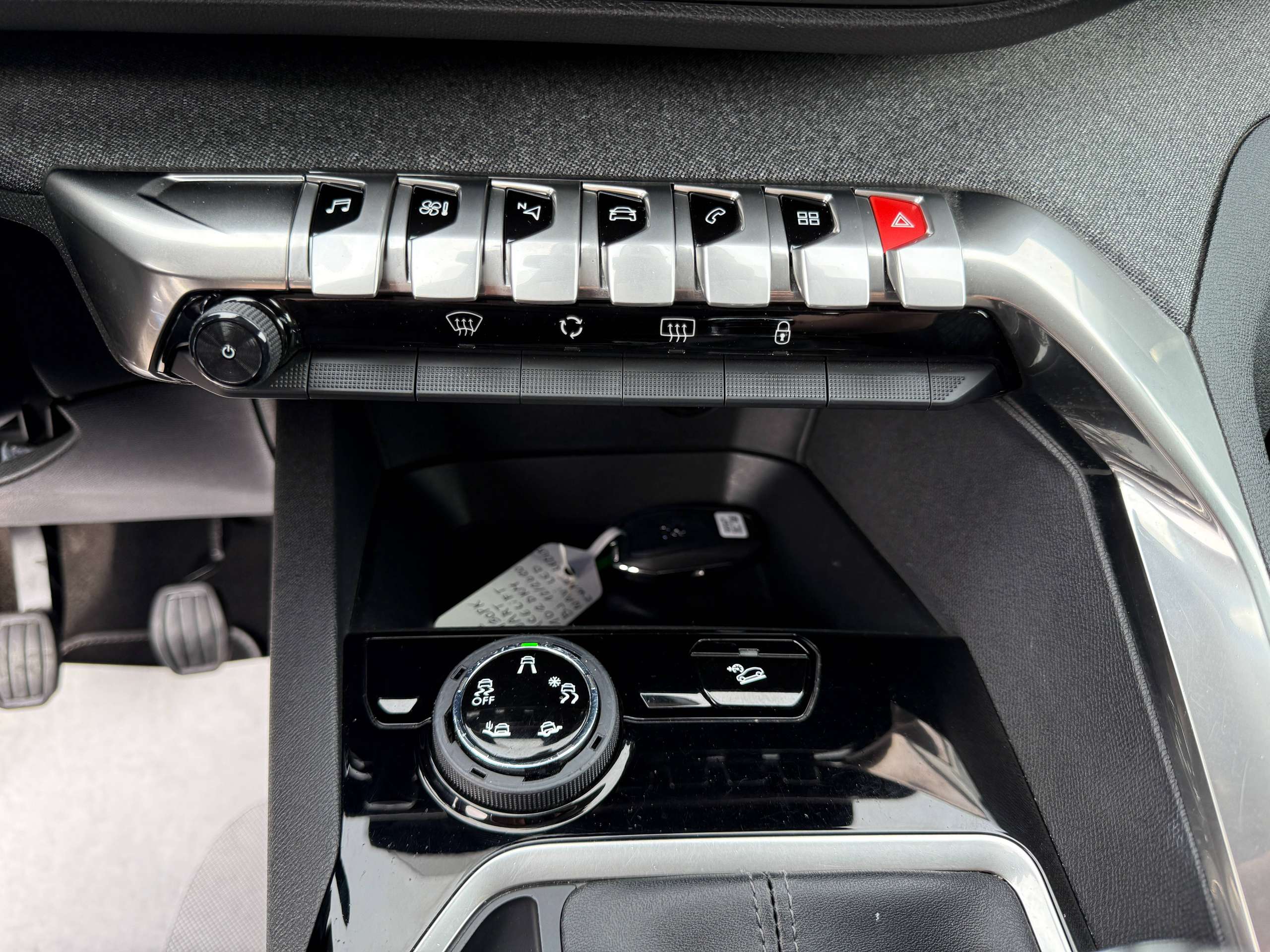 b09d0e52-2b02-4627-bd44-5536feae6bdf21-peugeot-3008-1-2i-facelift-navigatie-full-led-zwart-leder-camer.jpg