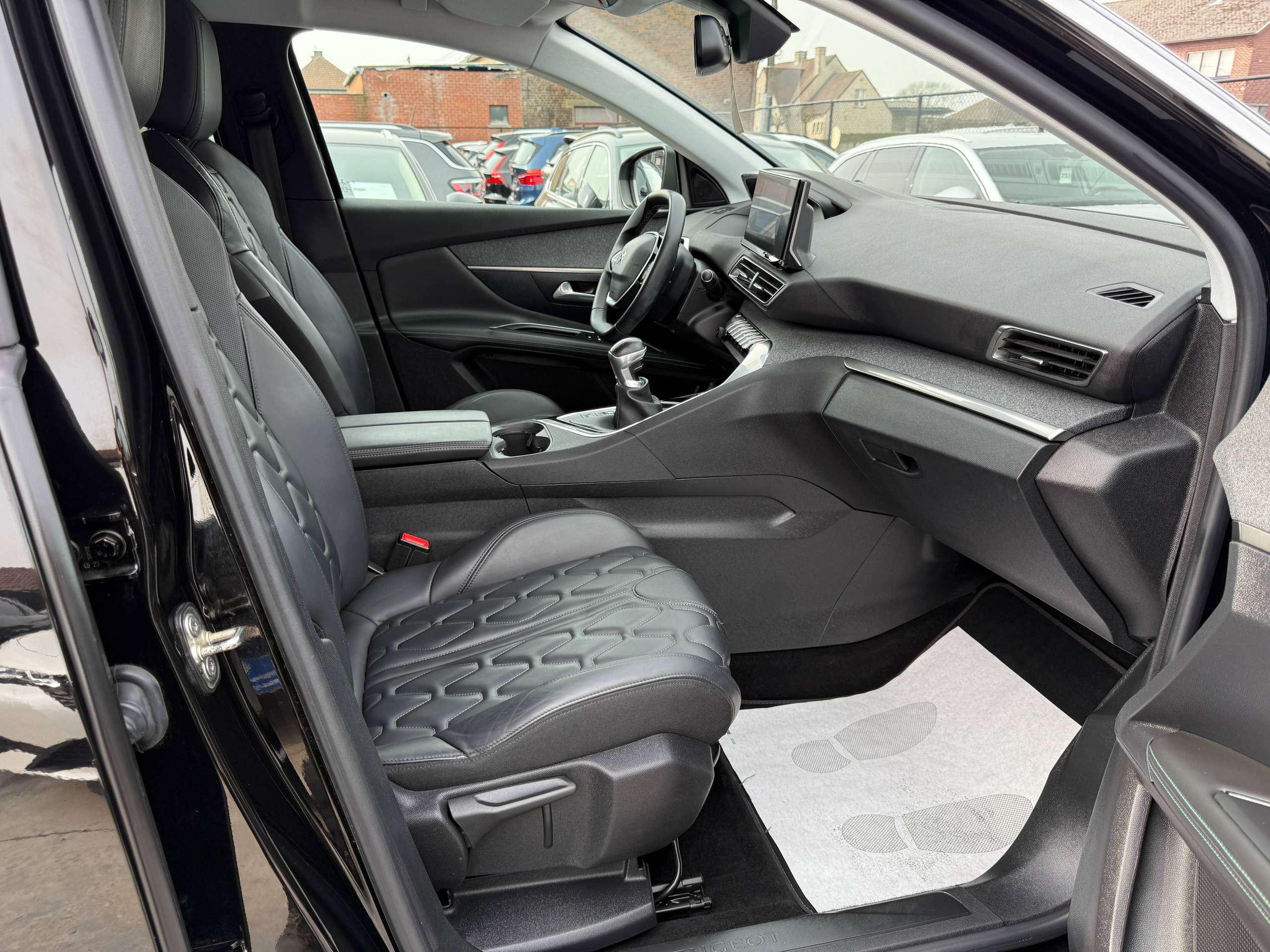 b09d0e52-2b02-4627-bd44-5536feae6bdf27-peugeot-3008-1-2i-facelift-navigatie-full-led-zwart-leder-camer.jpg