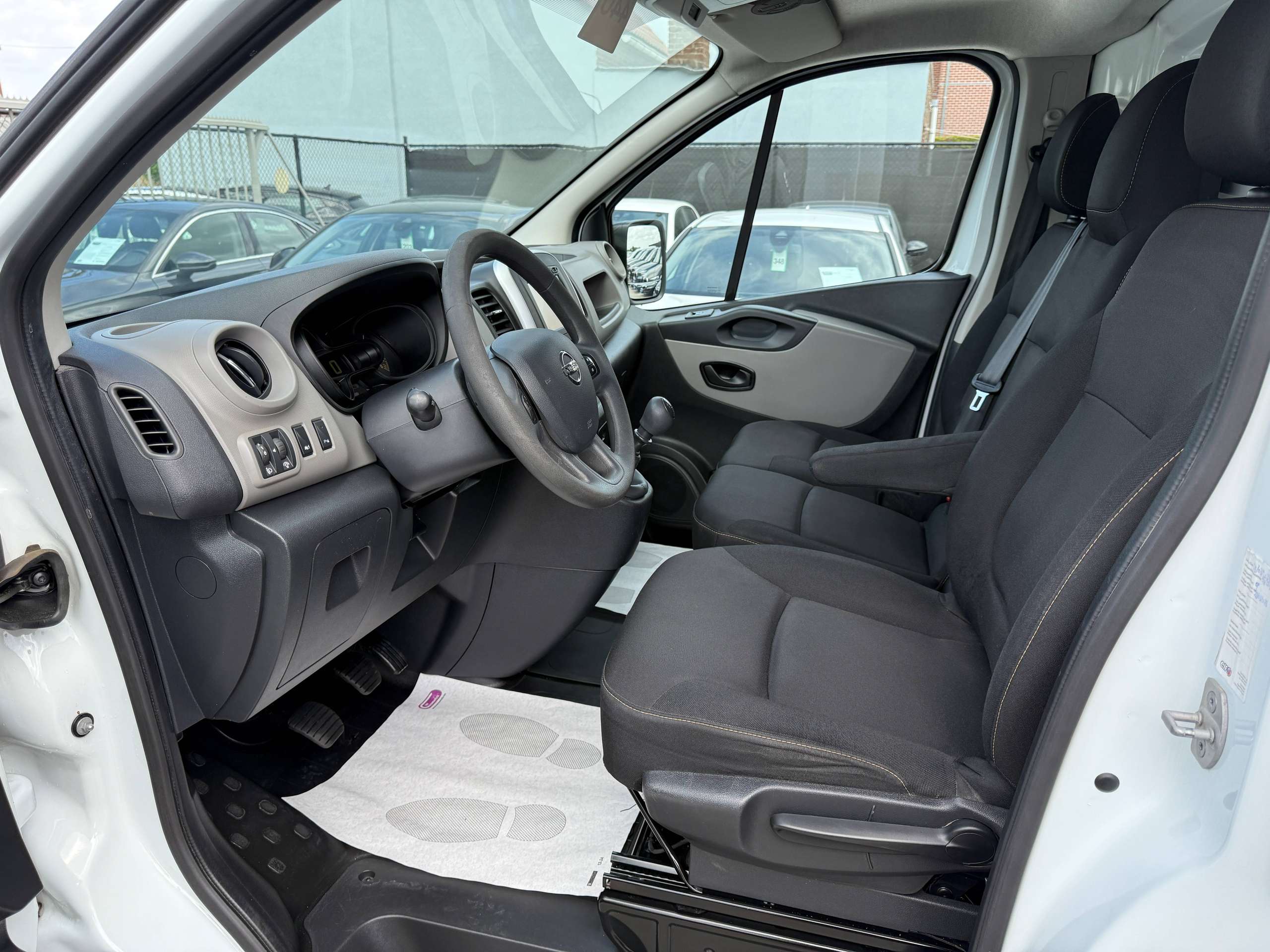 b12fa1e9-bb56-4b53-9544-053d4cde66ff12-nissan-nv300-1-6-dci-120pk-lengte-2-navigatie-bluetooth-pdc-airco.jpg