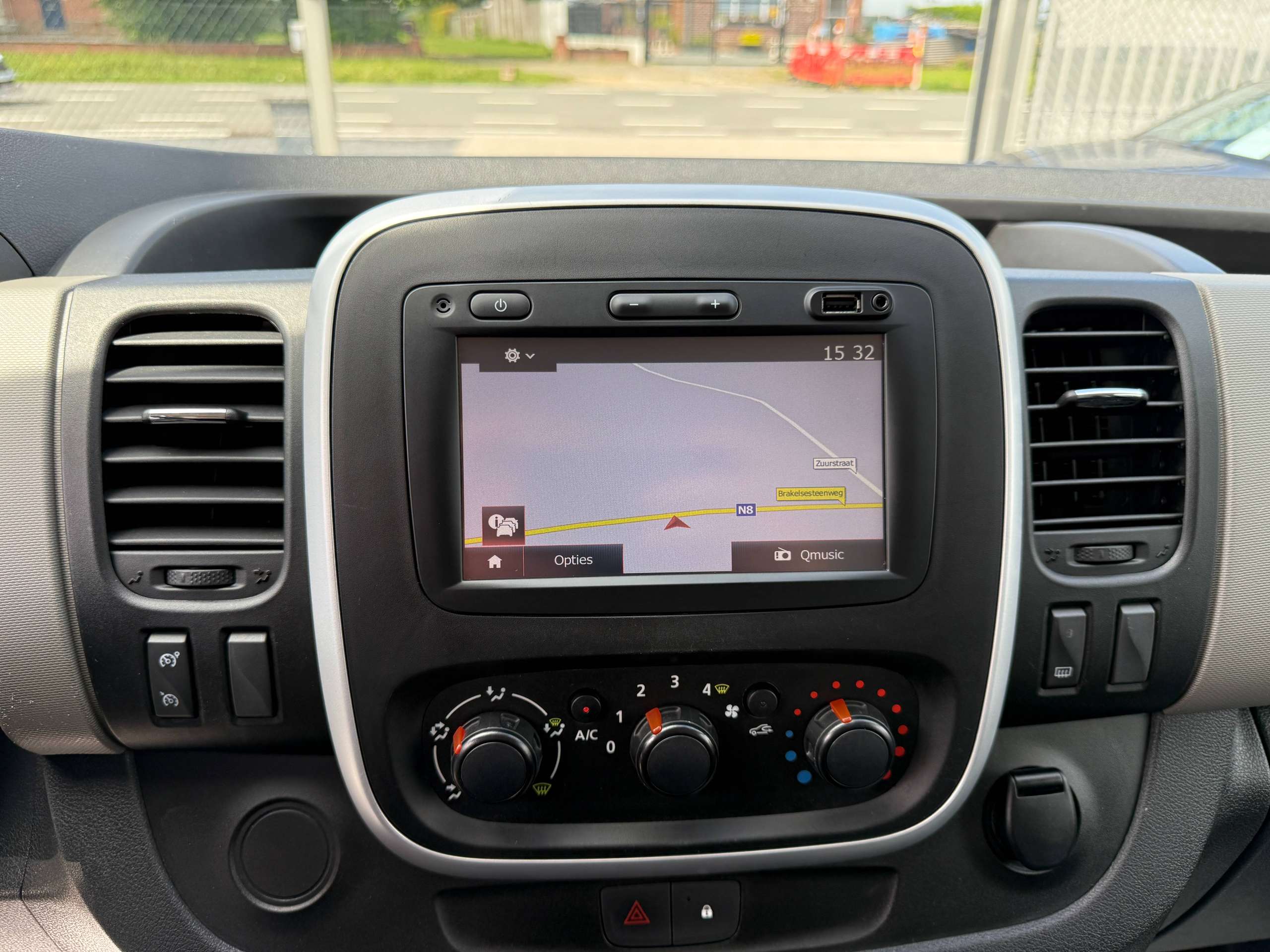 b12fa1e9-bb56-4b53-9544-053d4cde66ff19-nissan-nv300-1-6-dci-120pk-lengte-2-navigatie-bluetooth-pdc-airco.jpg