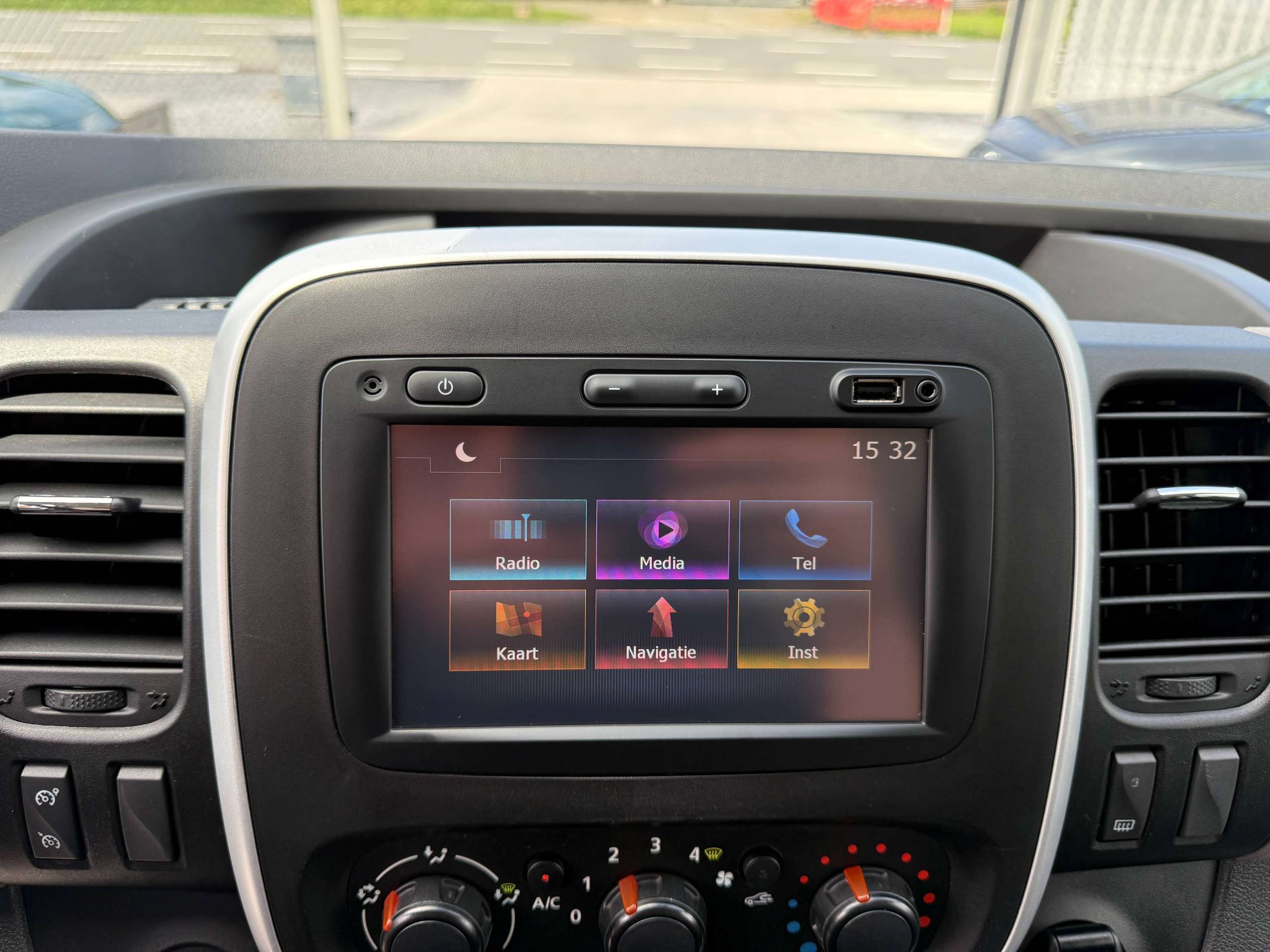 b12fa1e9-bb56-4b53-9544-053d4cde66ff20-nissan-nv300-1-6-dci-120pk-lengte-2-navigatie-bluetooth-pdc-airco.jpg