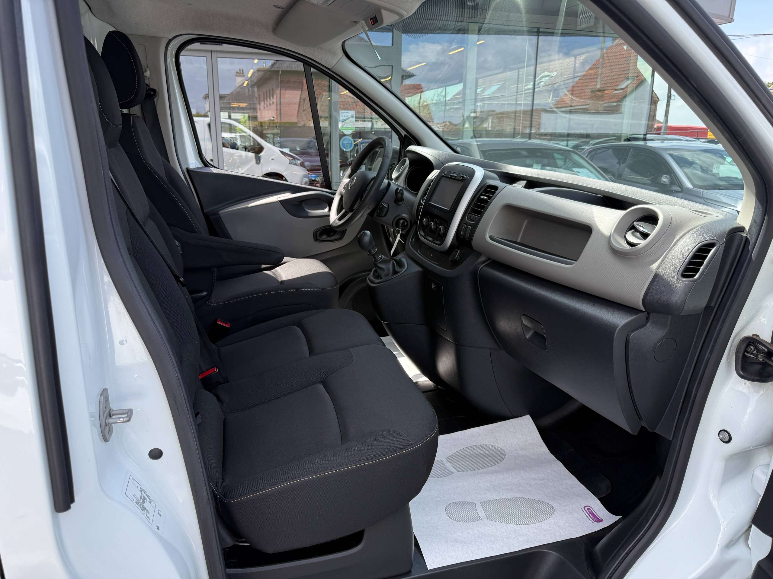 b12fa1e9-bb56-4b53-9544-053d4cde66ff21-nissan-nv300-1-6-dci-120pk-lengte-2-navigatie-bluetooth-pdc-airco.jpg