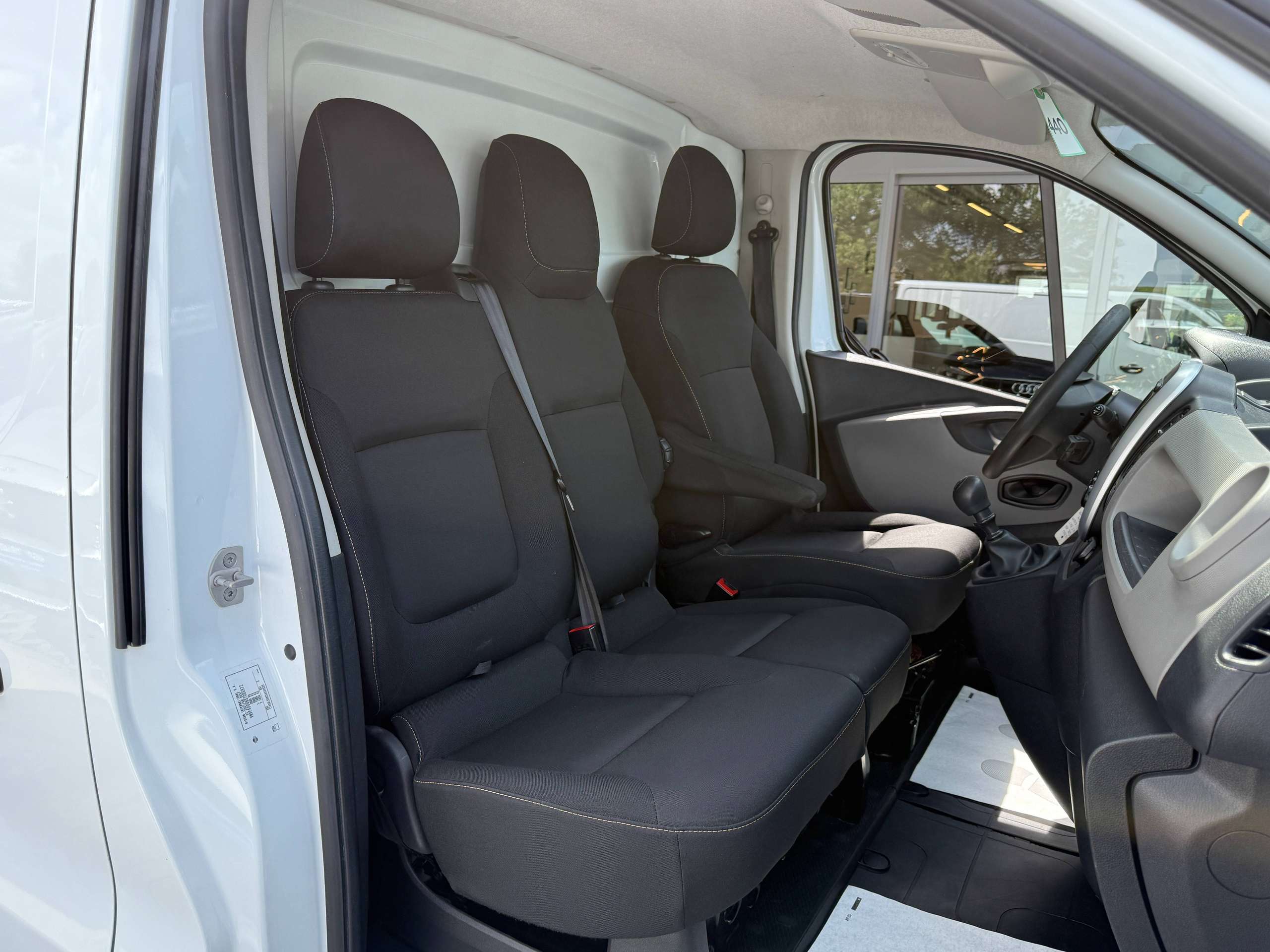 b12fa1e9-bb56-4b53-9544-053d4cde66ff23-nissan-nv300-1-6-dci-120pk-lengte-2-navigatie-bluetooth-pdc-airco.jpg