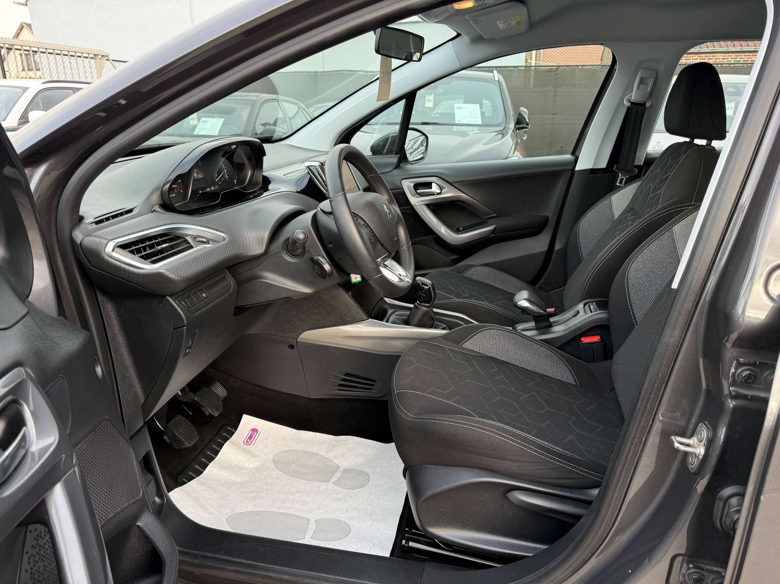 b3e29cb4-bede-4b0d-9622-1b16a335925611-peugeot-2008-1-2i-puretech-83pk-navigatie-carplay-bluetooth-a-c.jpg