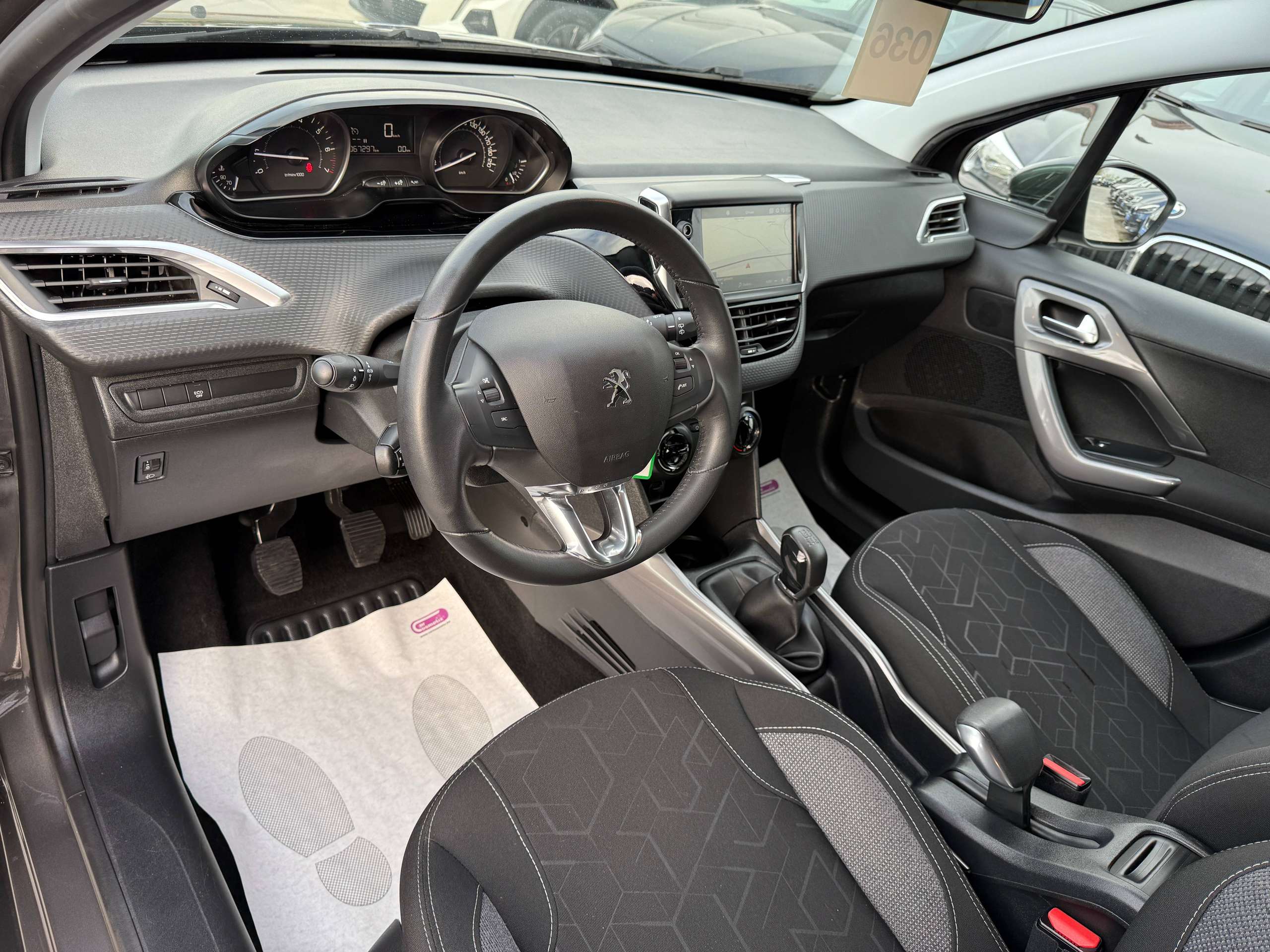 b3e29cb4-bede-4b0d-9622-1b16a335925612-peugeot-2008-1-2i-puretech-83pk-navigatie-carplay-bluetooth-a-c.jpg