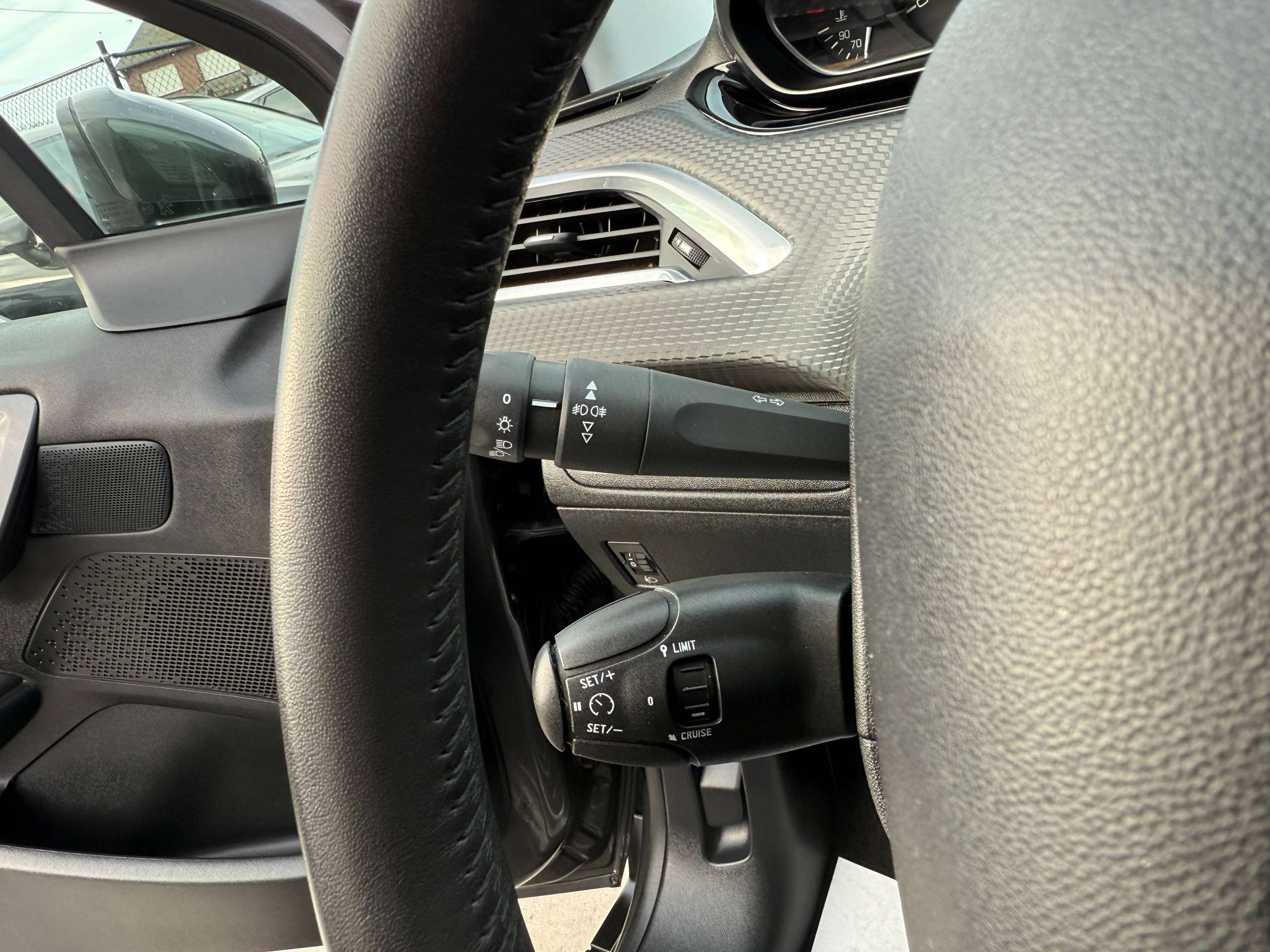 b3e29cb4-bede-4b0d-9622-1b16a335925615-peugeot-2008-1-2i-puretech-83pk-navigatie-carplay-bluetooth-a-c.jpg