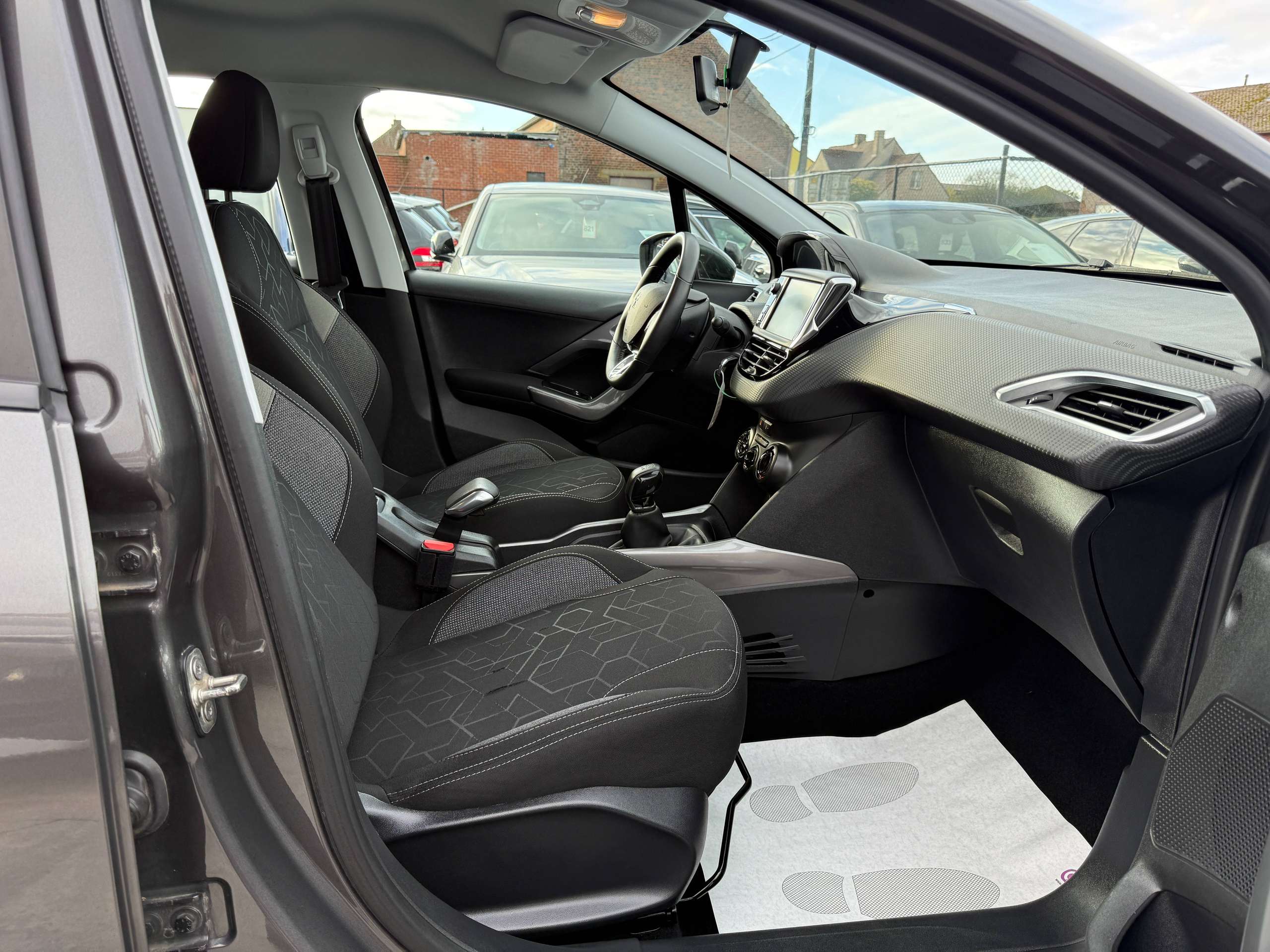 b3e29cb4-bede-4b0d-9622-1b16a335925623-peugeot-2008-1-2i-puretech-83pk-navigatie-carplay-bluetooth-a-c.jpg