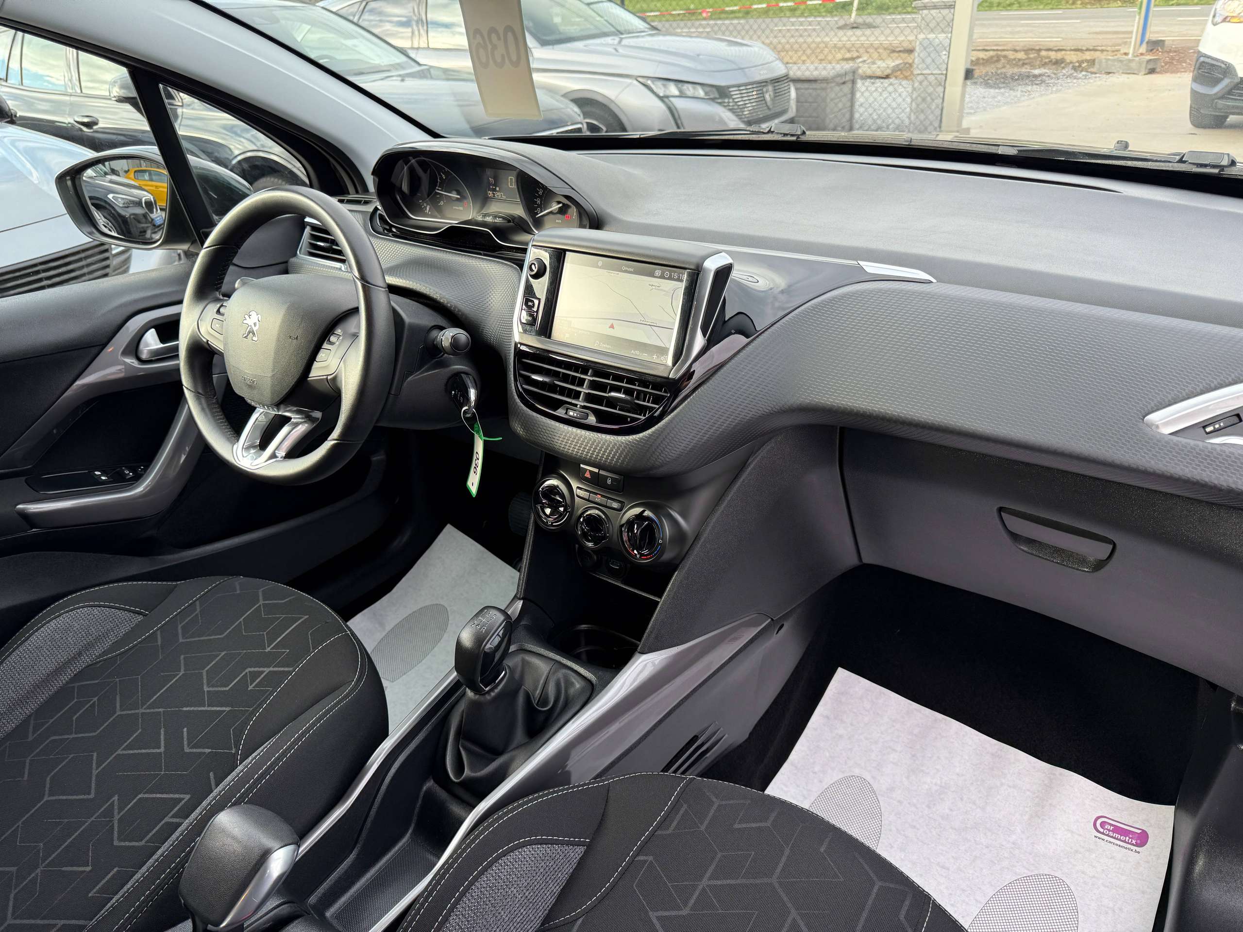 b3e29cb4-bede-4b0d-9622-1b16a335925624-peugeot-2008-1-2i-puretech-83pk-navigatie-carplay-bluetooth-a-c.jpg
