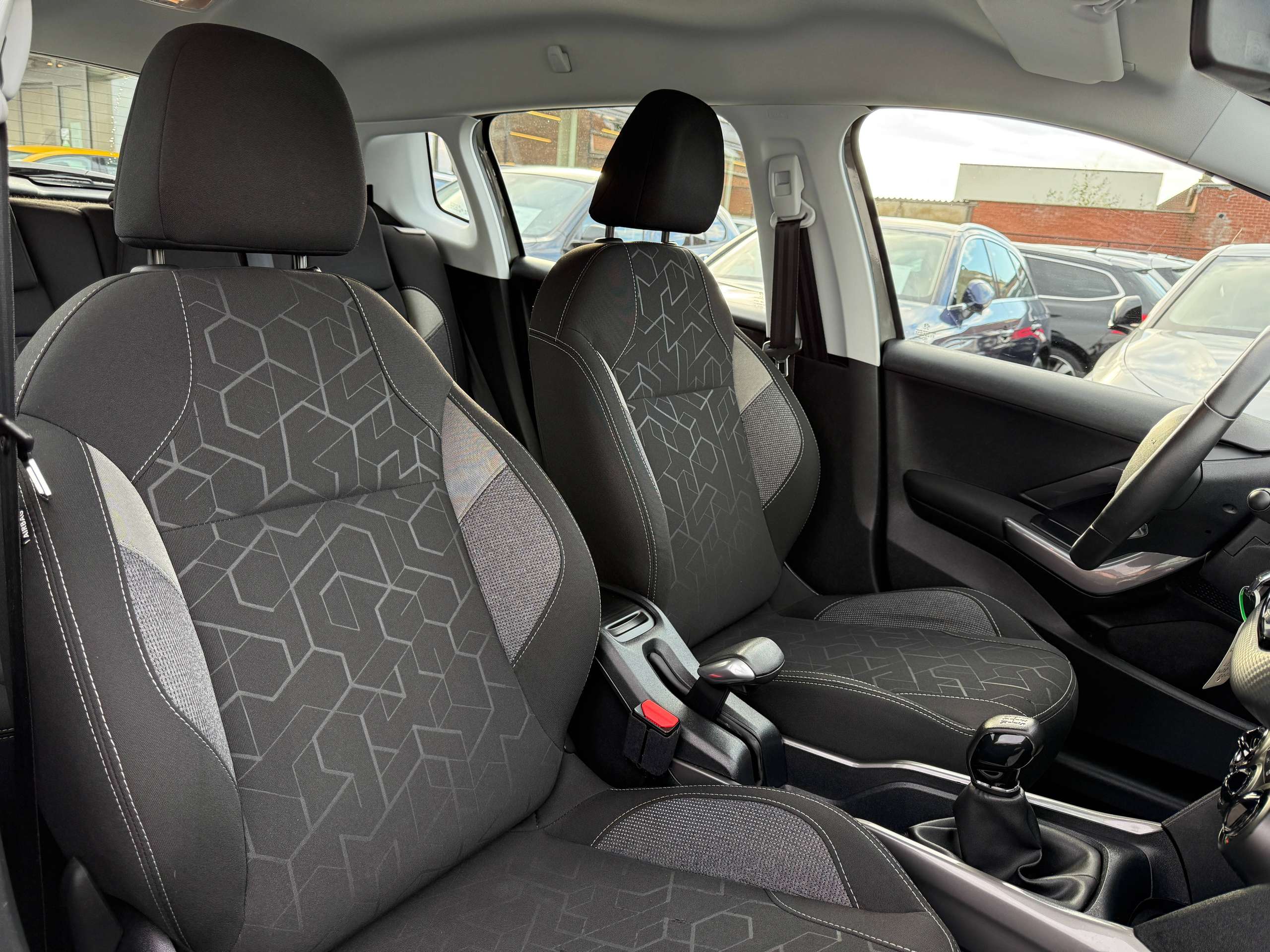 b3e29cb4-bede-4b0d-9622-1b16a335925625-peugeot-2008-1-2i-puretech-83pk-navigatie-carplay-bluetooth-a-c.jpg