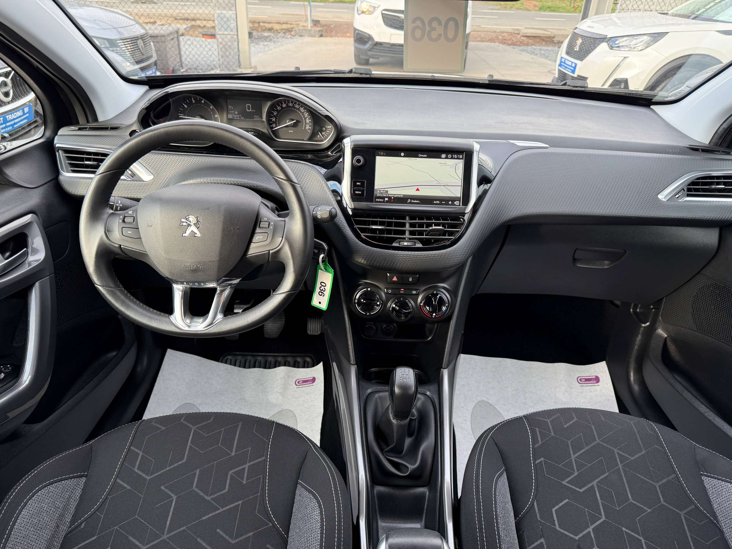 b3e29cb4-bede-4b0d-9622-1b16a335925627-peugeot-2008-1-2i-puretech-83pk-navigatie-carplay-bluetooth-a-c.jpg