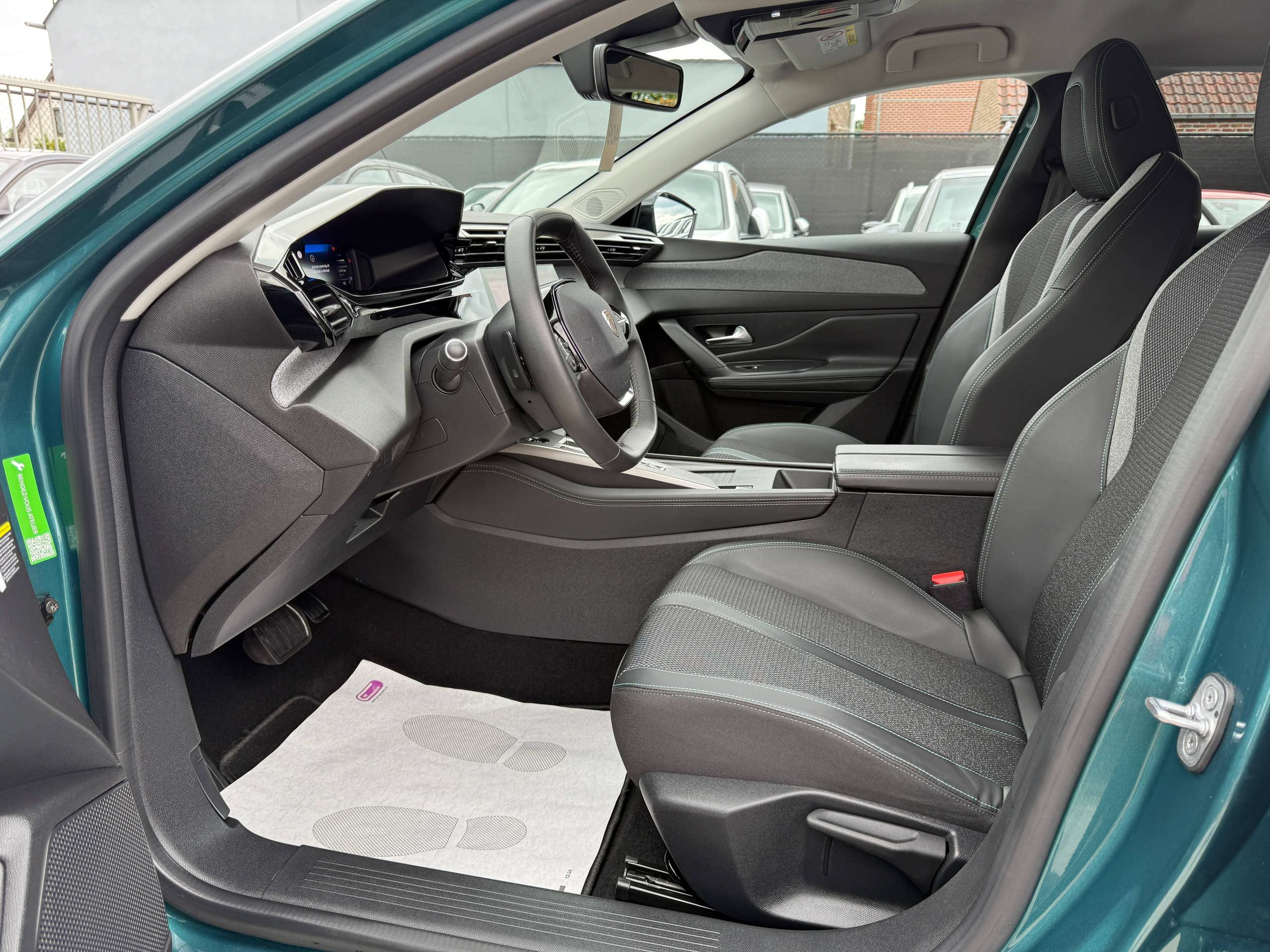 b6fd97da-4542-4708-8011-72438e69b81813-peugeot-308-sw-phev-hybrid-automaat-navi-leder-camera-carplay-led-alu.jpg