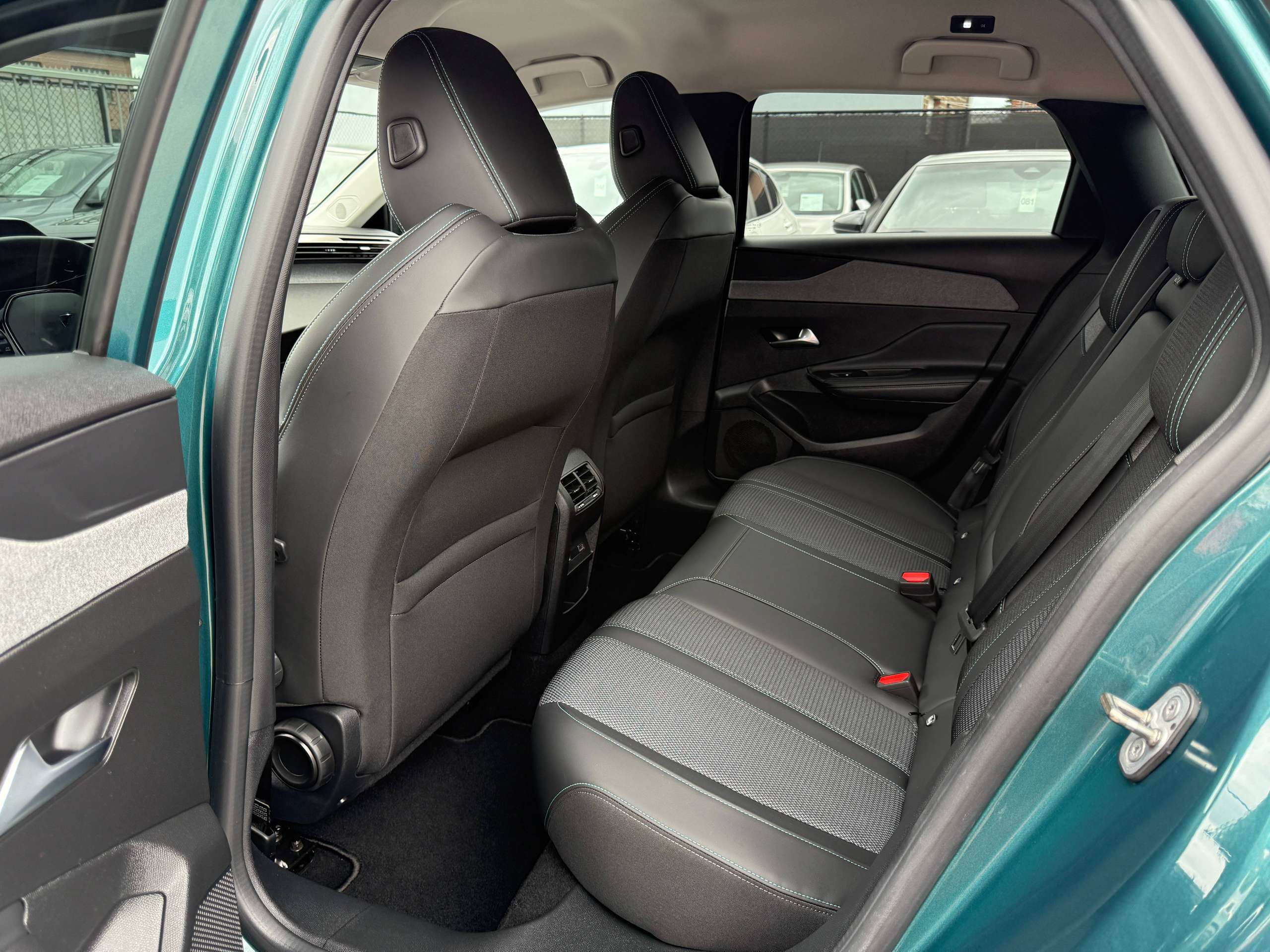 b6fd97da-4542-4708-8011-72438e69b81815-peugeot-308-sw-phev-hybrid-automaat-navi-leder-camera-carplay-led-alu.jpg