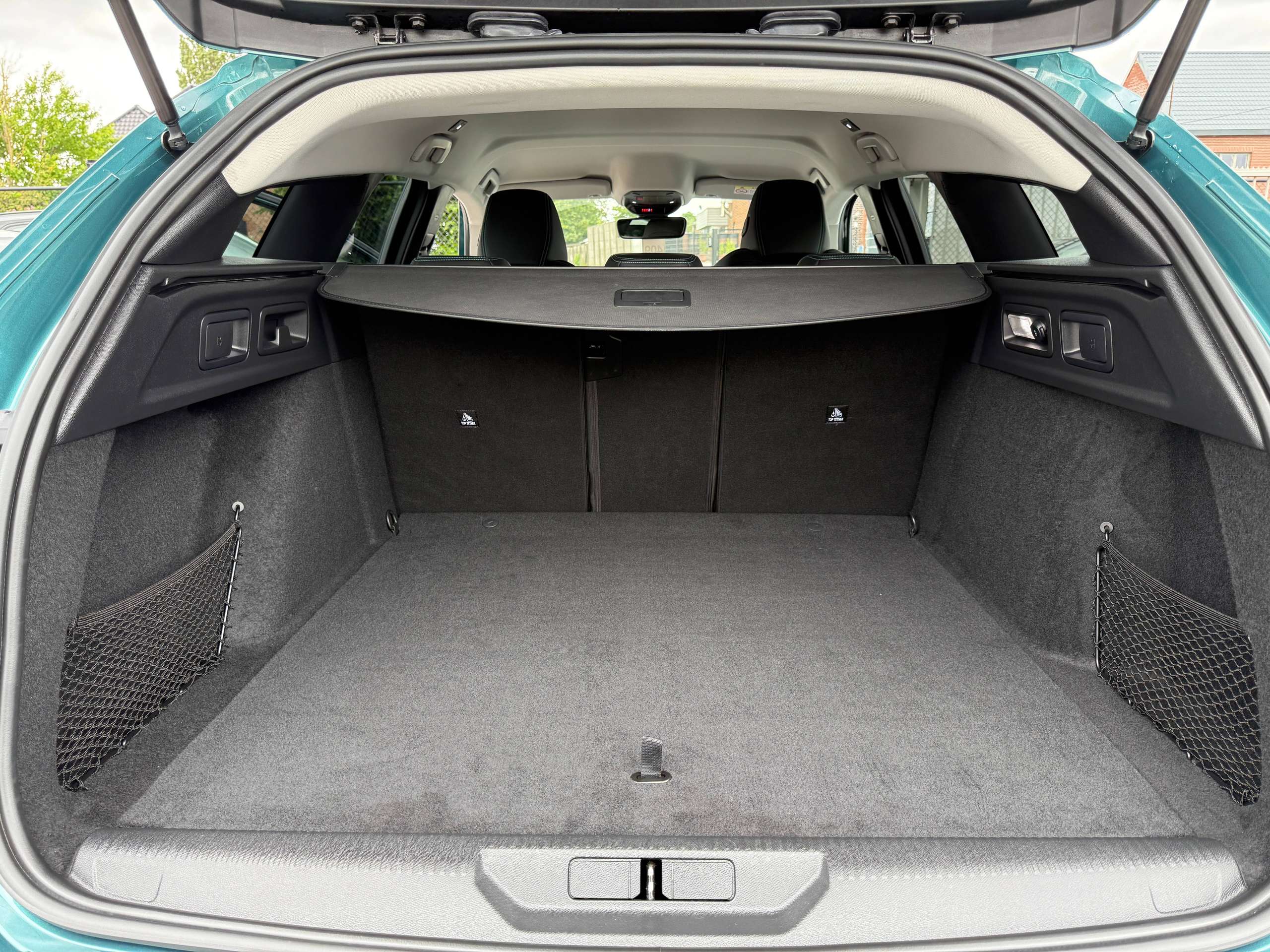 b6fd97da-4542-4708-8011-72438e69b81816-peugeot-308-sw-phev-hybrid-automaat-navi-leder-camera-carplay-led-alu.jpg