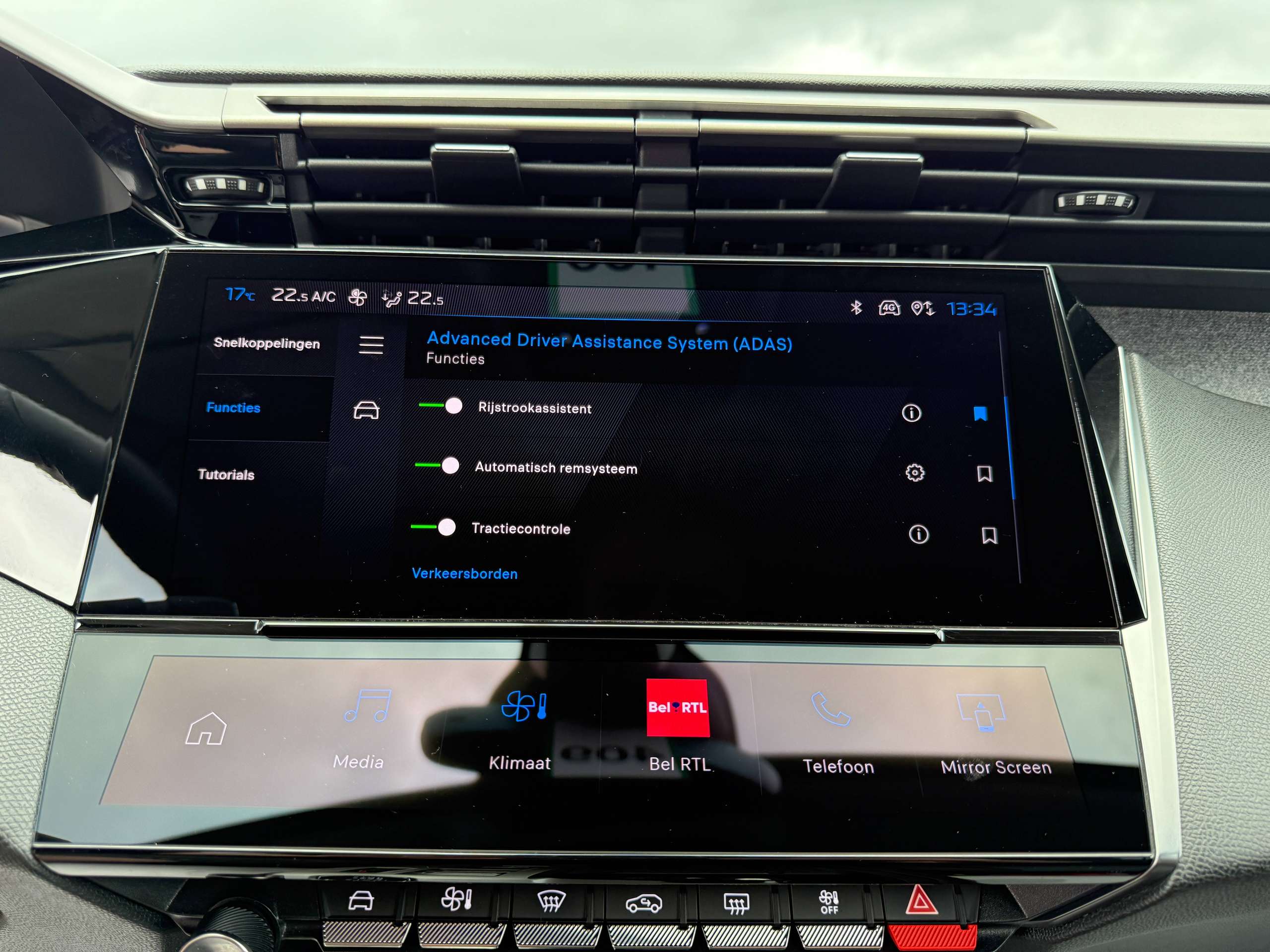 b6fd97da-4542-4708-8011-72438e69b81825-peugeot-308-sw-phev-hybrid-automaat-navi-leder-camera-carplay-led-alu.jpg