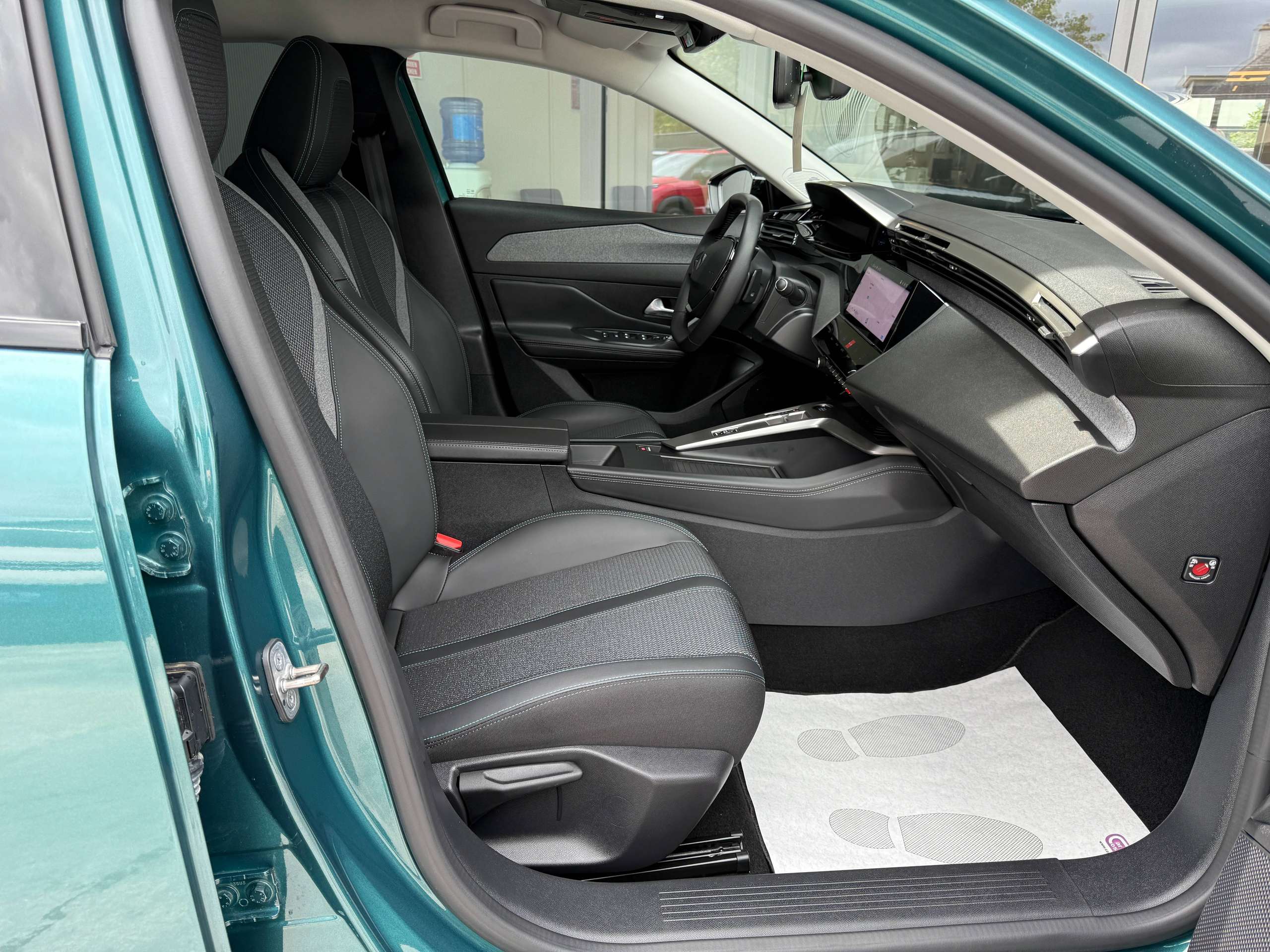 b6fd97da-4542-4708-8011-72438e69b81827-peugeot-308-sw-phev-hybrid-automaat-navi-leder-camera-carplay-led-alu.jpg