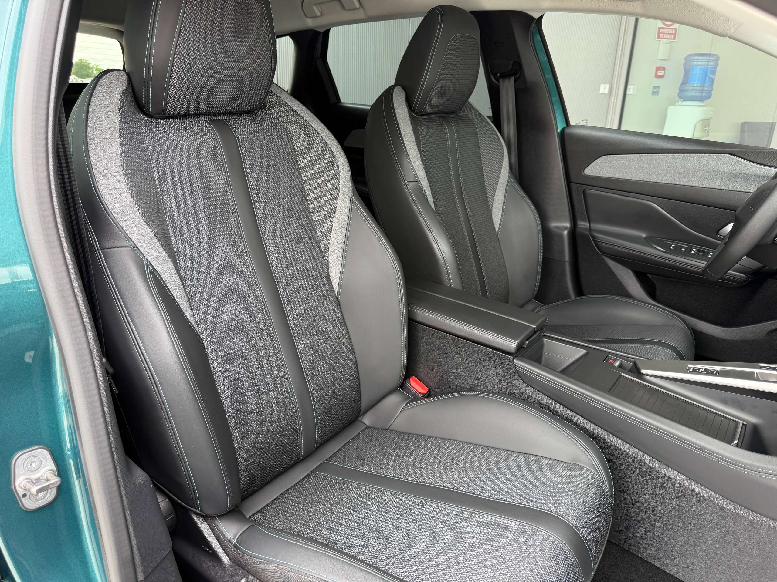 b6fd97da-4542-4708-8011-72438e69b81829-peugeot-308-sw-phev-hybrid-automaat-navi-leder-camera-carplay-led-alu.jpg