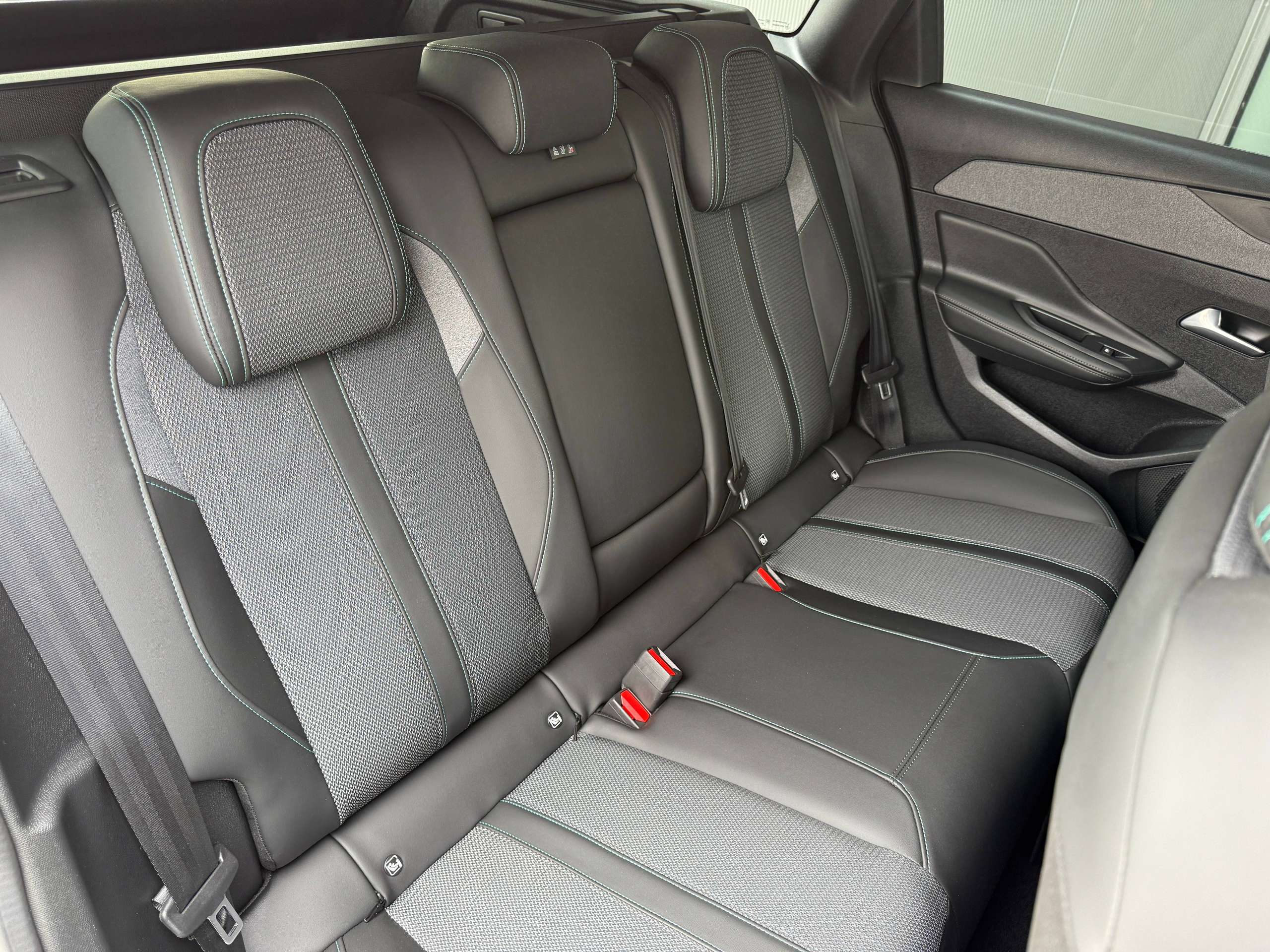 b6fd97da-4542-4708-8011-72438e69b81830-peugeot-308-sw-phev-hybrid-automaat-navi-leder-camera-carplay-led-alu.jpg