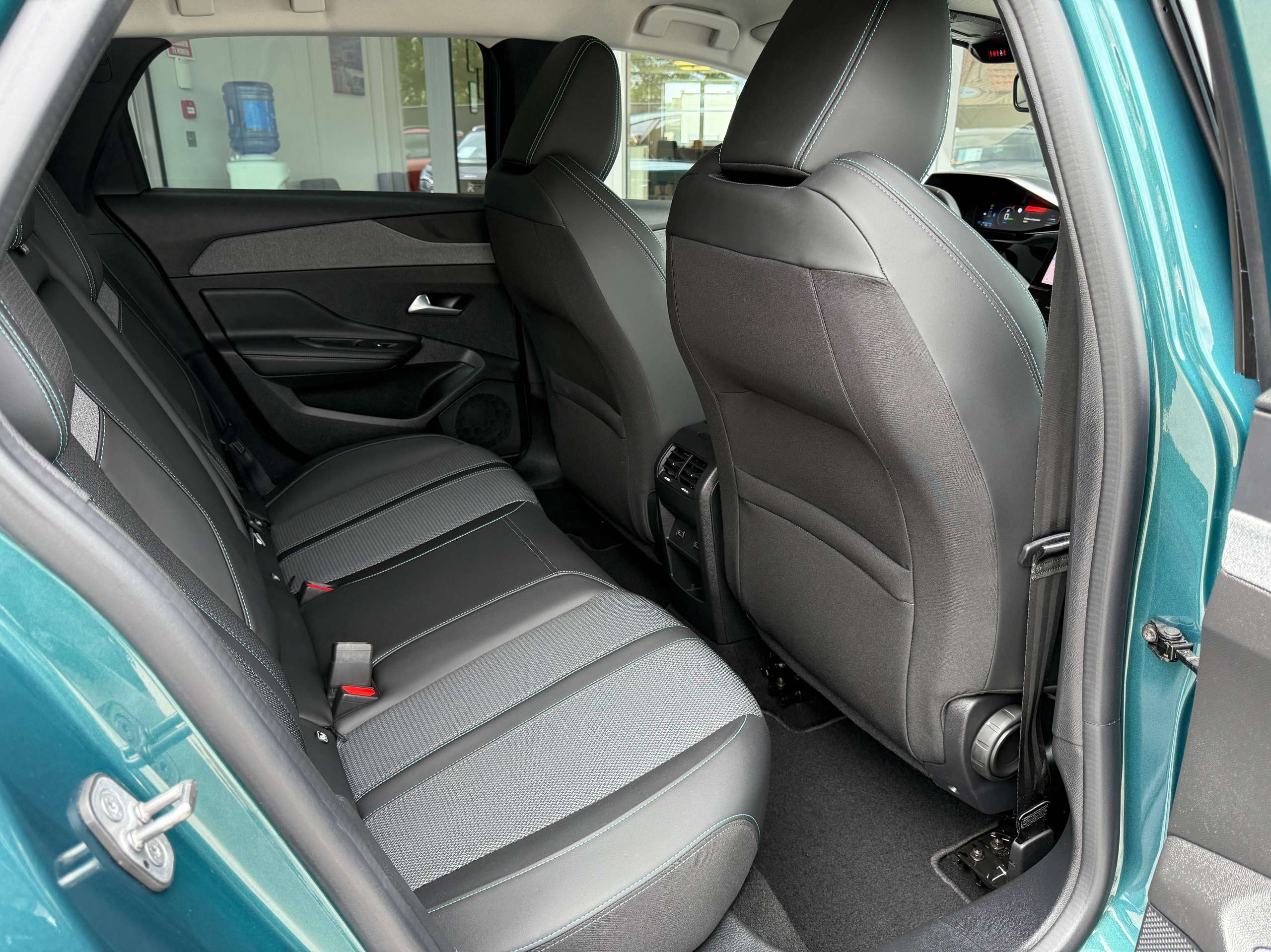 b6fd97da-4542-4708-8011-72438e69b81831-peugeot-308-sw-phev-hybrid-automaat-navi-leder-camera-carplay-led-alu.jpg