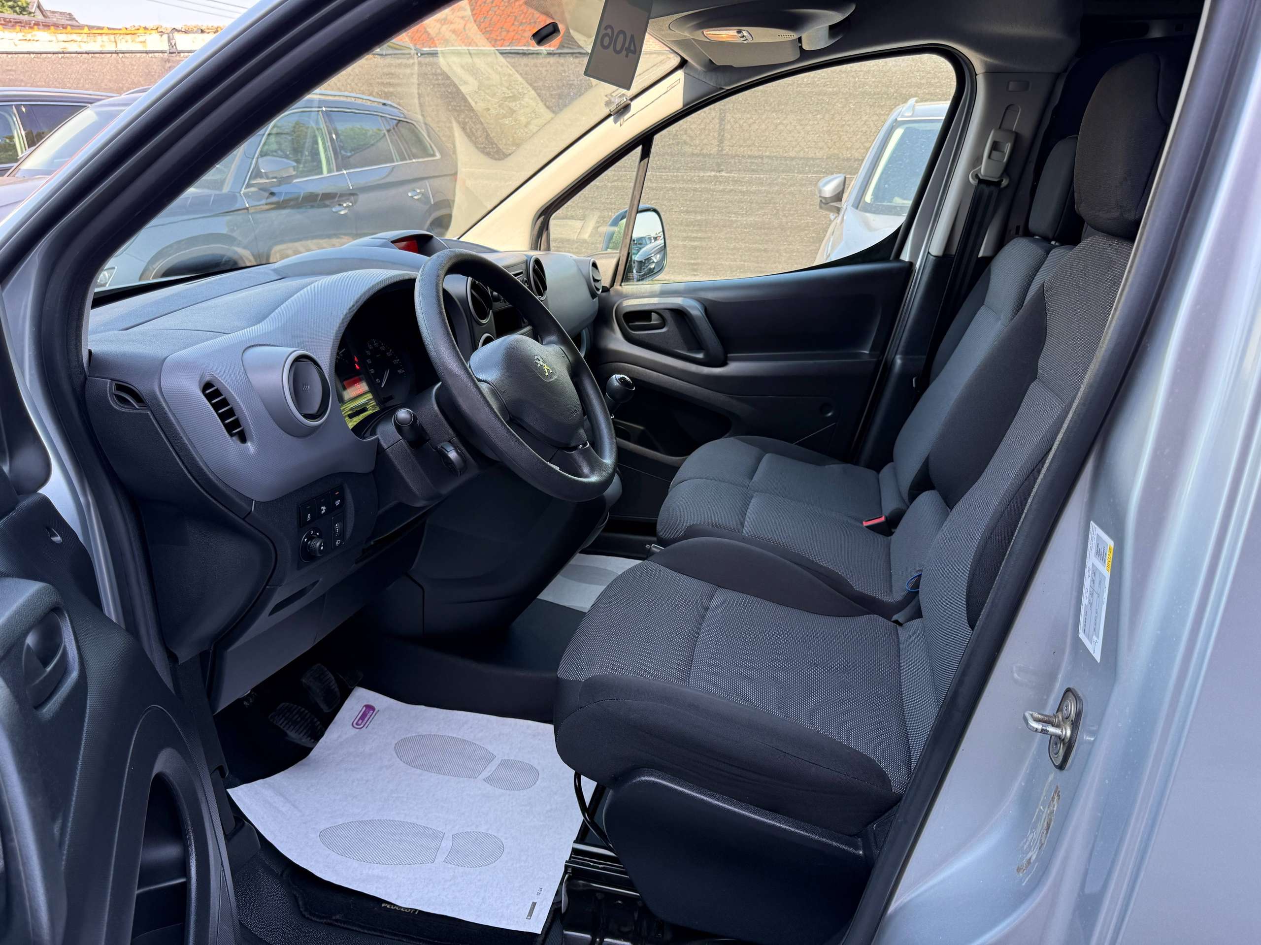 c3aea870-a491-4916-9b28-3c97248cae7511-peugeot-partner-1-6-bluehdi-3-zit-parkeersensoren-bluetooth-airco-carpass.jpg