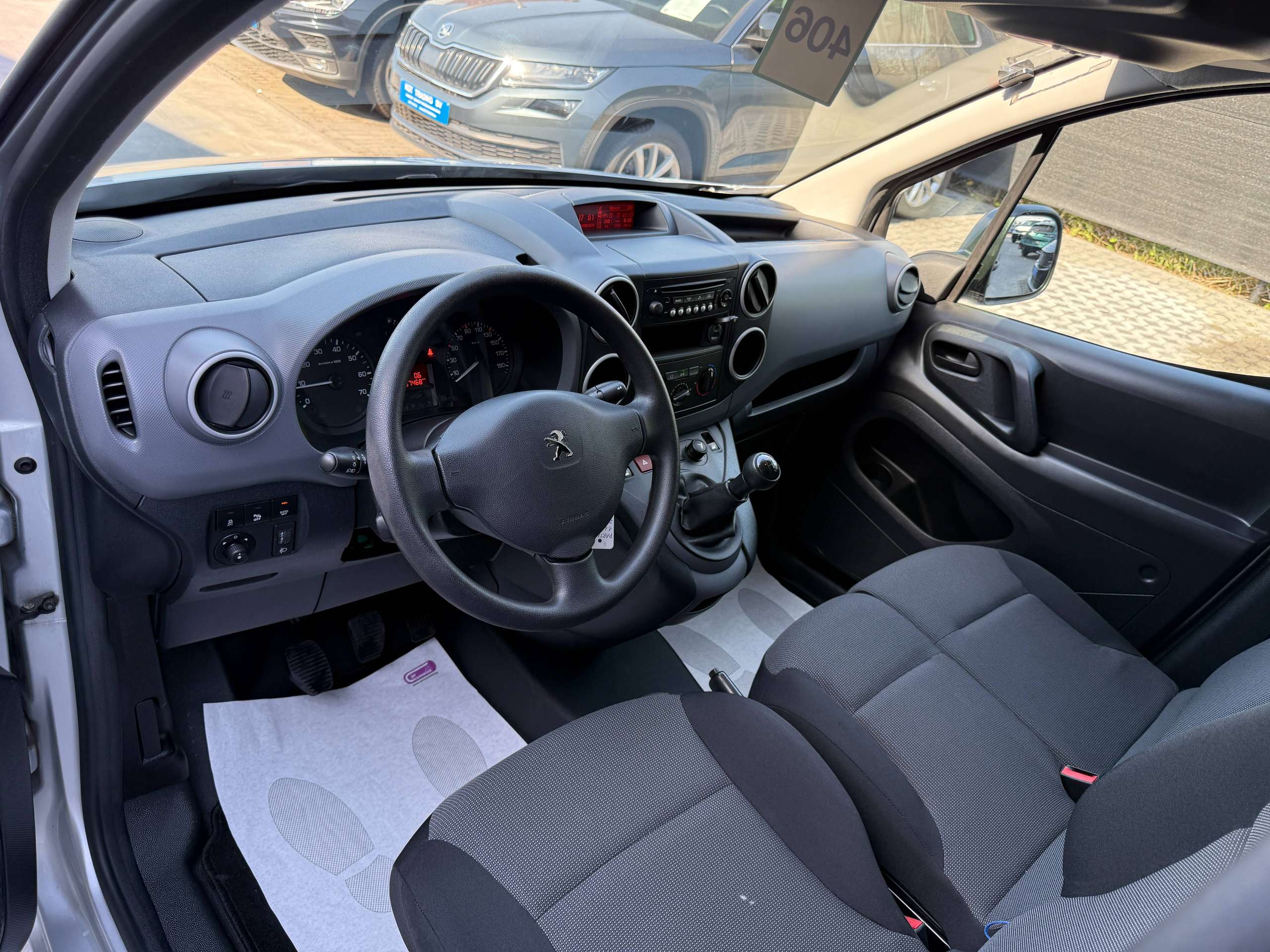 c3aea870-a491-4916-9b28-3c97248cae7512-peugeot-partner-1-6-bluehdi-3-zit-parkeersensoren-bluetooth-airco-carpass.jpg